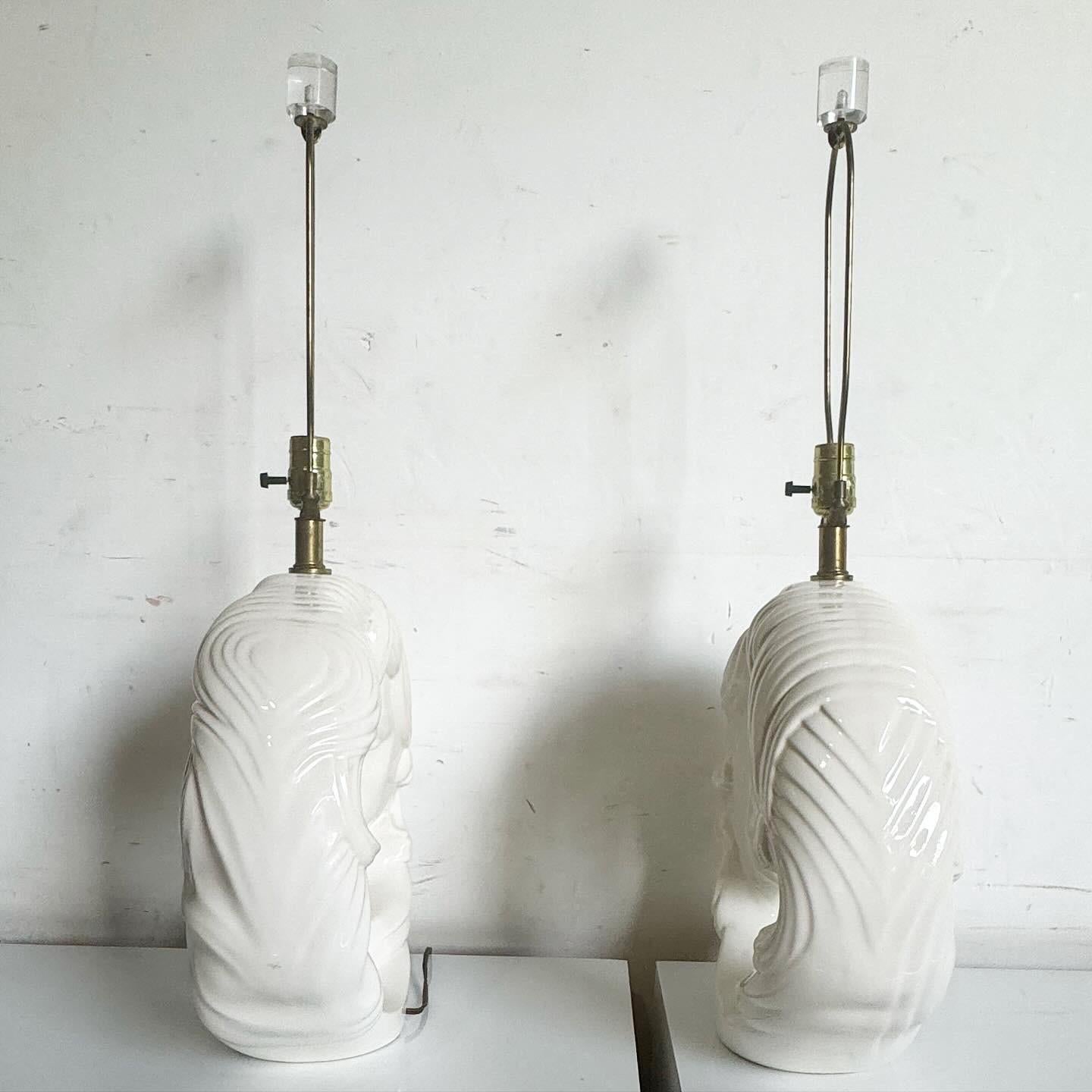 Lámparas de sobremesa posmodernas de cerámica blanca brillante para él/ella finales del siglo XX en venta