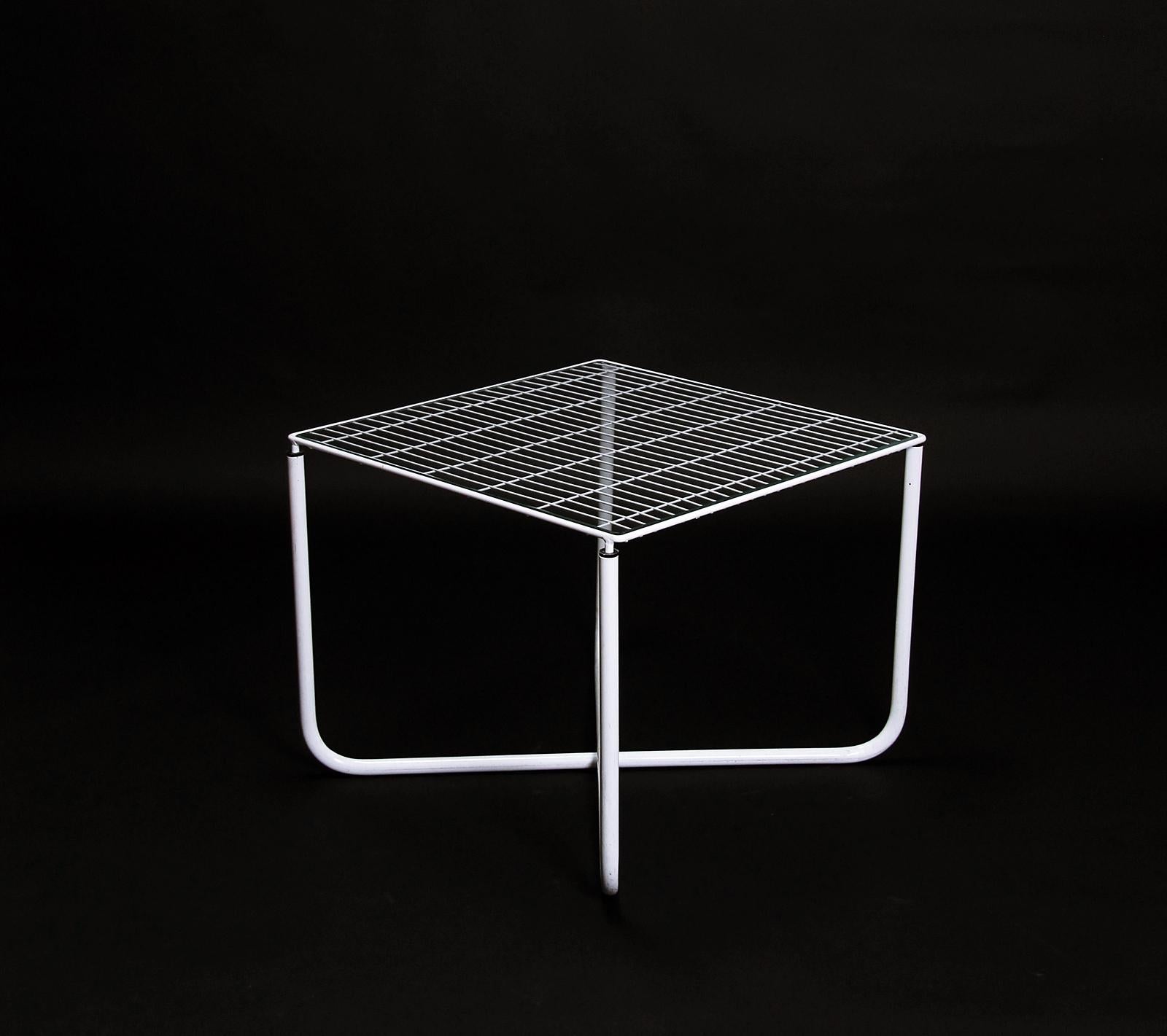 This wire table was designed by 
Niels Gammelgaard for Ikea, and produced in 1983.
 The frame is made of white lacquered metal 
and comes with the original glass top

Very good overall original condition.
Wear consistent with use and