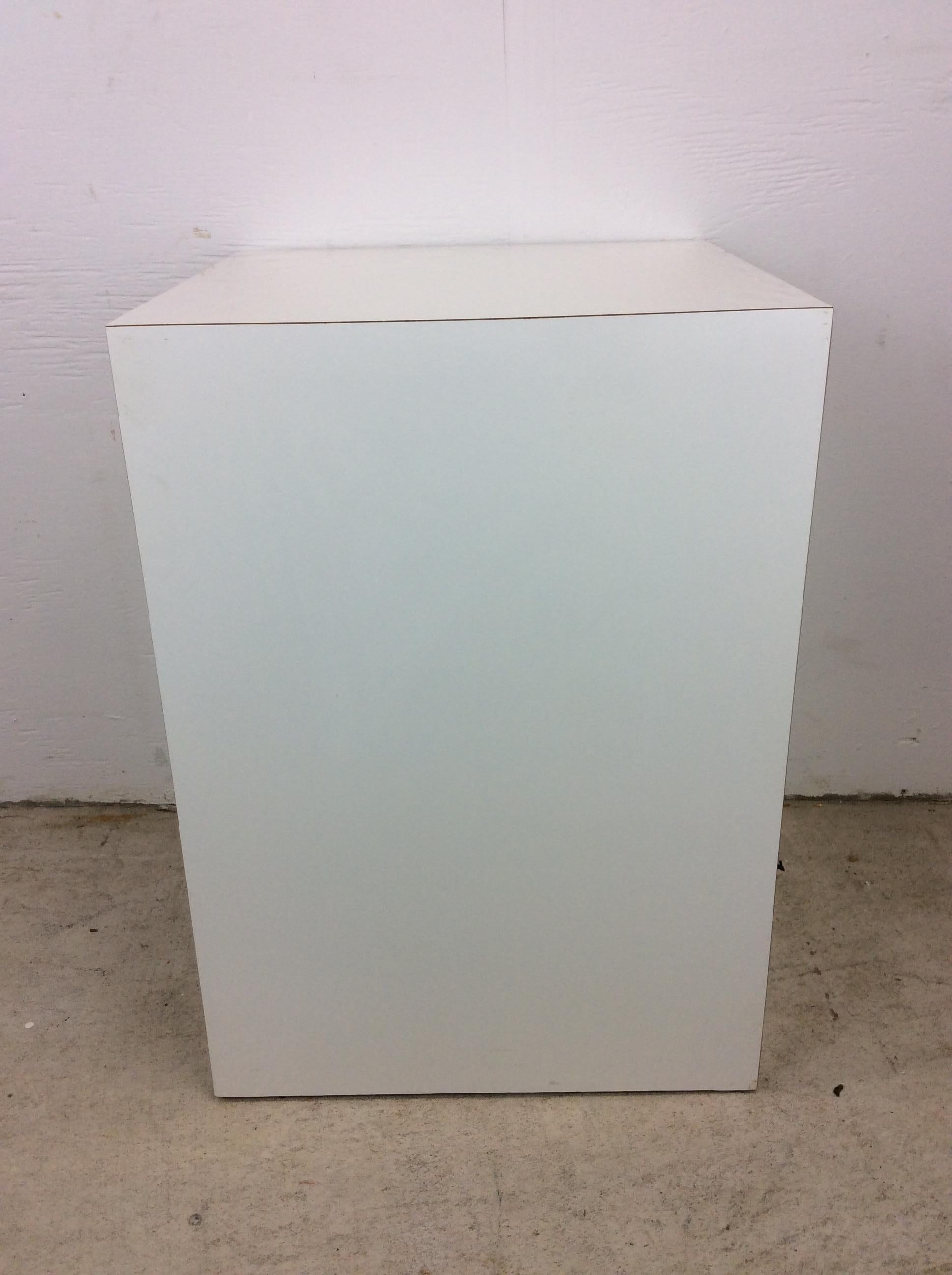 Unknown Postmodern White Lacquer Decorative Pedestal End Table For Sale