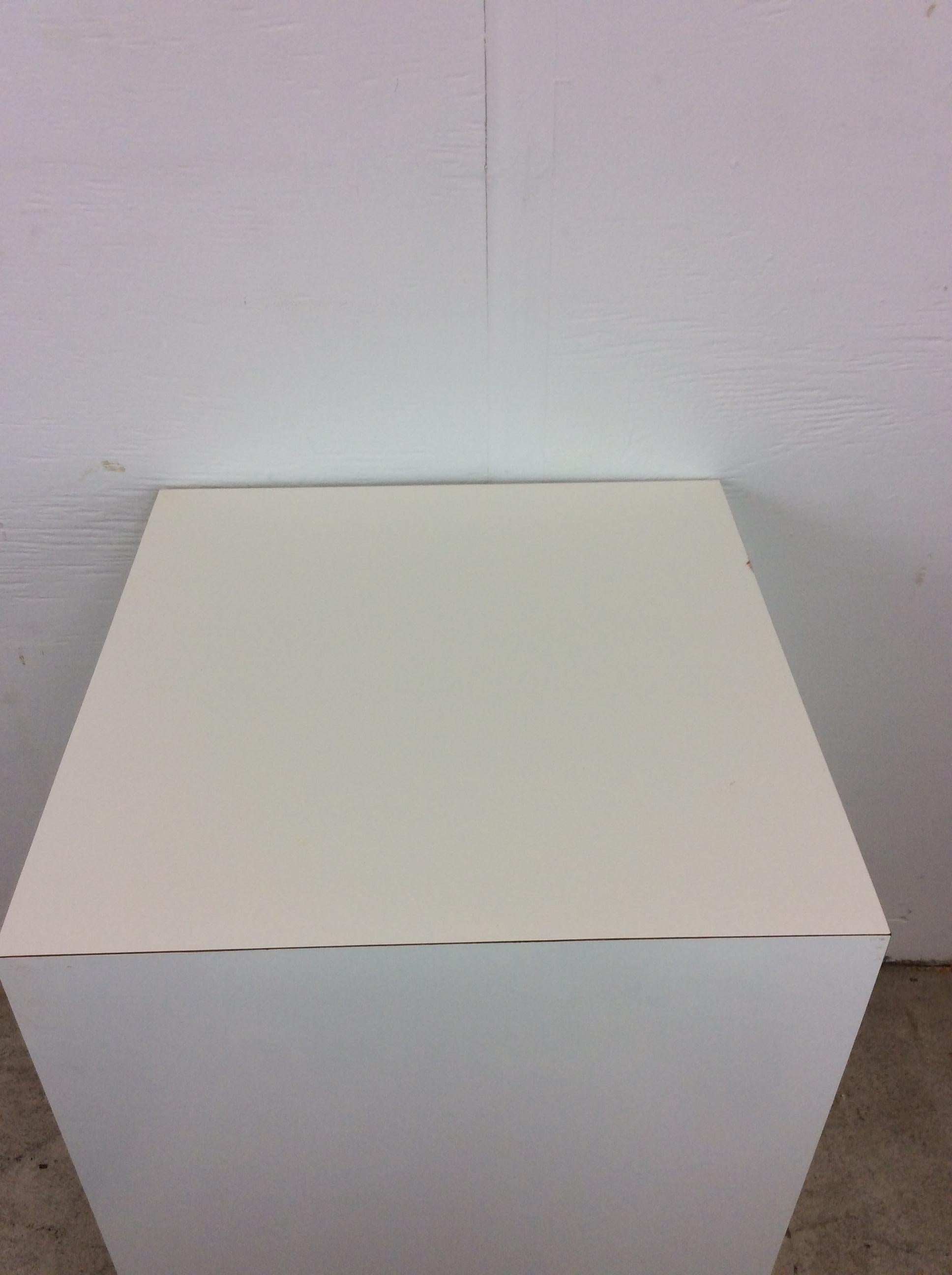 Postmodern White Lacquer Decorative Pedestal End Table In Good Condition For Sale In Freehold, NJ