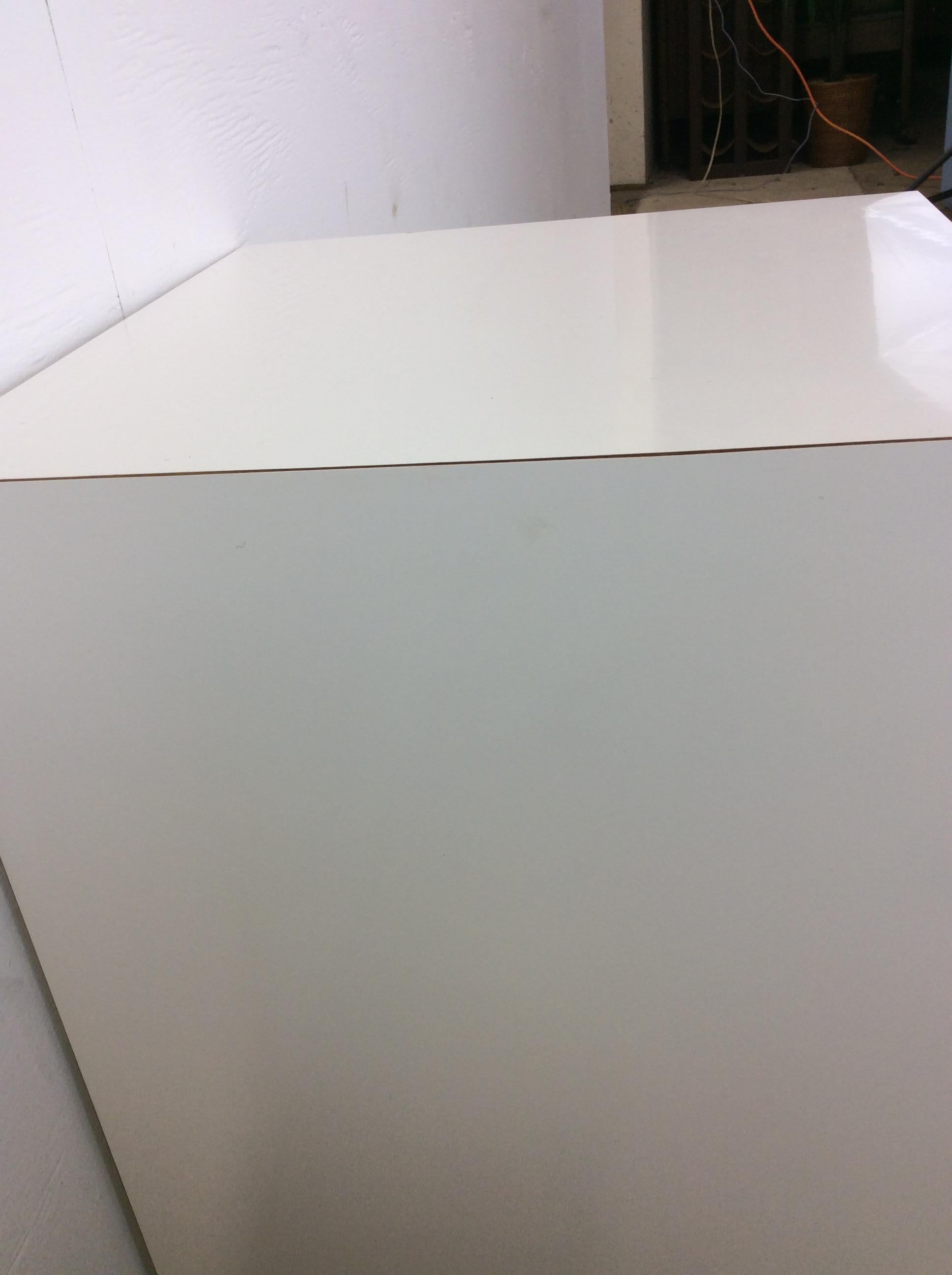 Table d'appoint décorative postmoderne à piédestal en laque blanche en vente 2