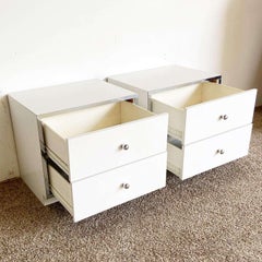 Comodini postmoderni in laminato laccato bianco e cromo - una coppia
