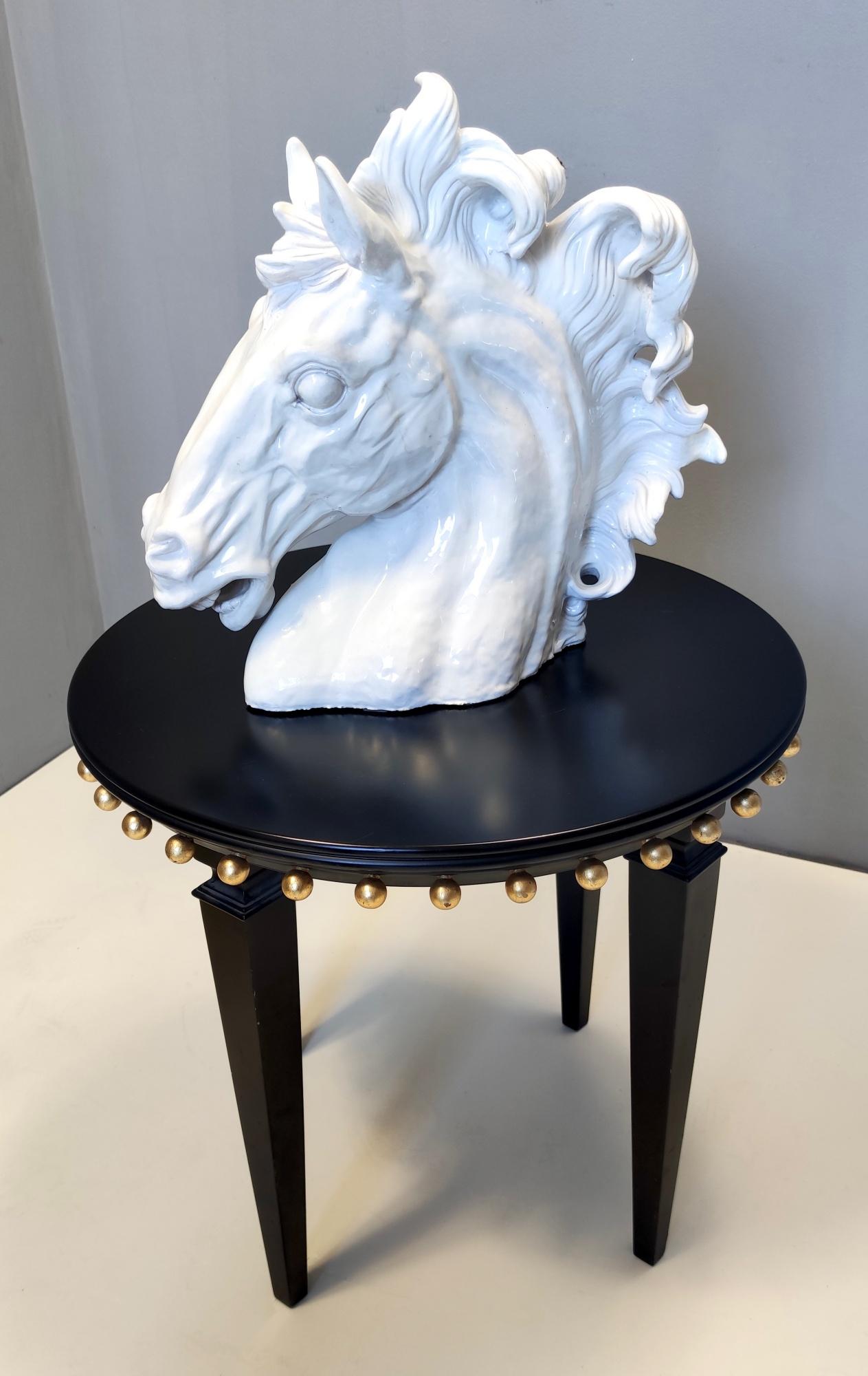 Objeto decorativo posmoderno de cerámica lacada blanca con cabeza de caballo, Italia Años 80 en venta 7