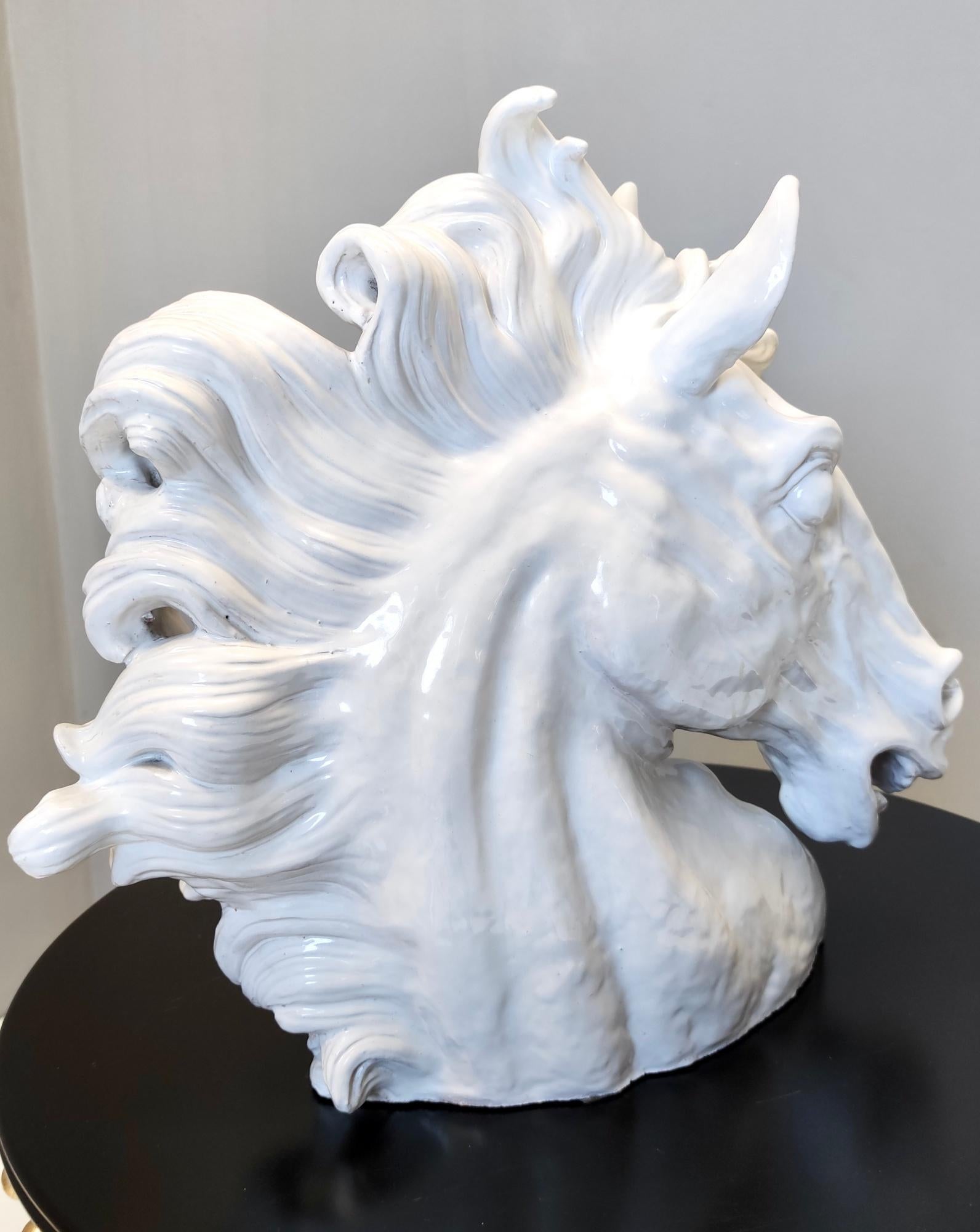 Postmodern White Lacquered Earthenware Horse Head Decorative Object, Italy 1980s In Excellent Condition For Sale In Bresso, Lombardy