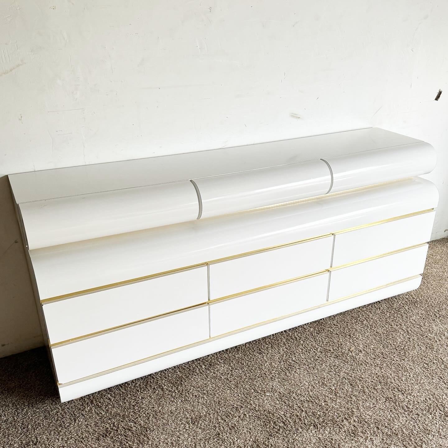 Beleben Sie Ihren Raum mit der Postmodern White Lacquer Laminate Bullnose Dresser mit abnehmbarer Platte und goldenen Akzenten. Die minimalistische Silhouette dieser Kommode, die glatten Kanten und die strahlend weiße Oberfläche verkörpern moderne