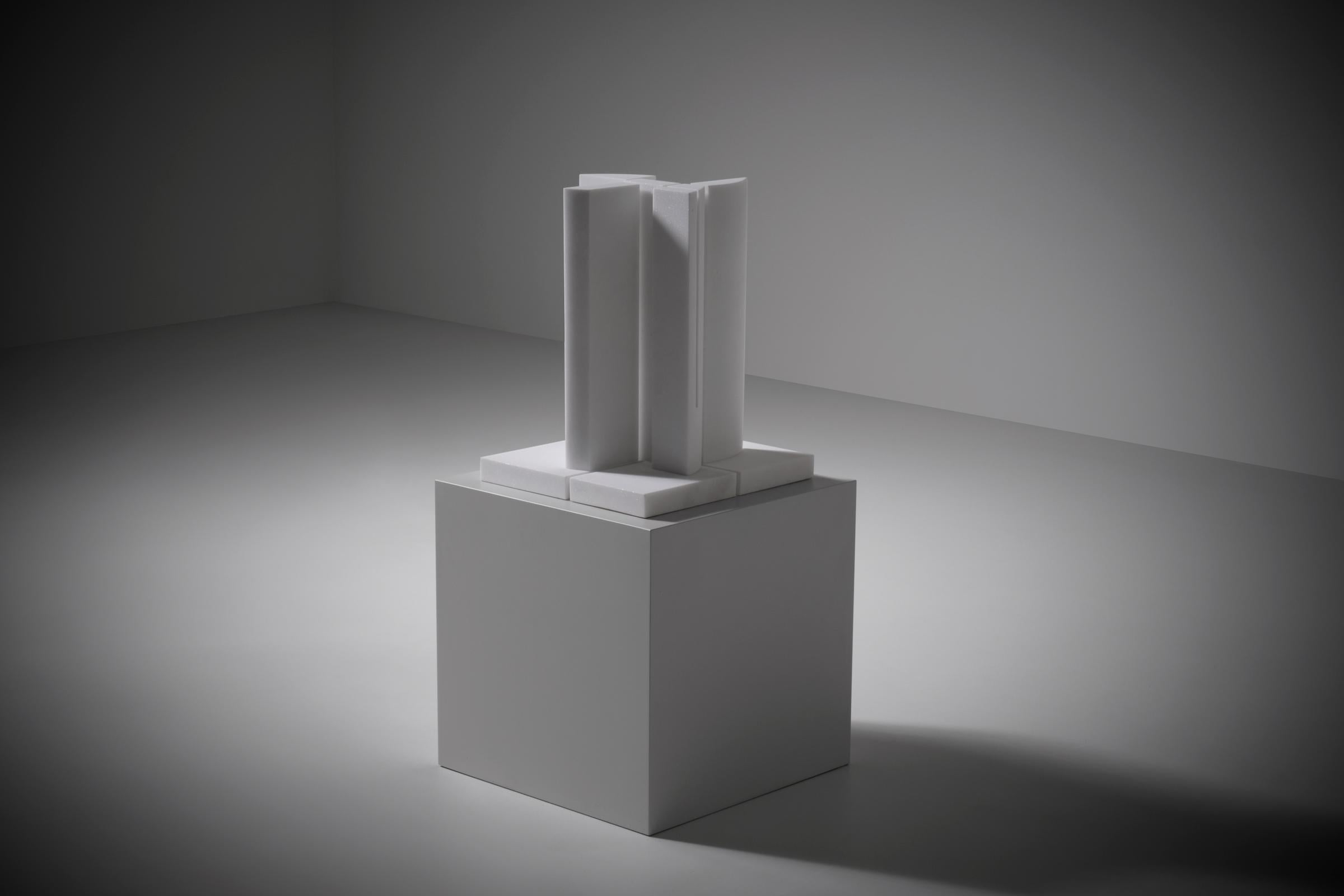 Postmoderne Skulptur aus weißem Thasos-Marmor von Jean-Claude Reussner (1928-2016), Frankreich 1988. Das Werk von Jean-Claude Reussner ist die Geschichte einer Synthese zwischen den beiden Facetten desselben Künstlers: des Malers und des Bildhauers,