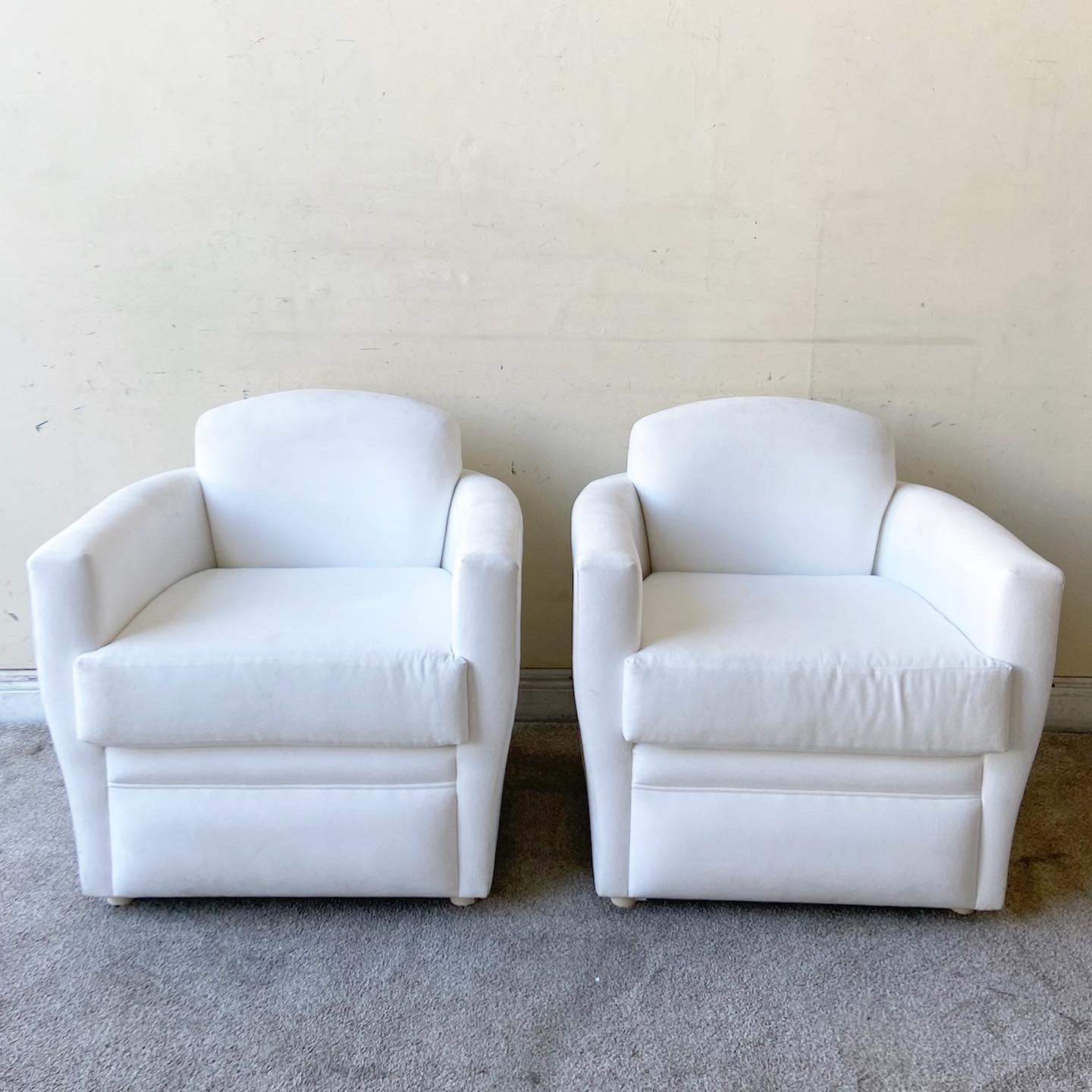 Postmoderne weiße Mikro-Wildleder-Lounge-Stühle (amerikanisch) im Angebot