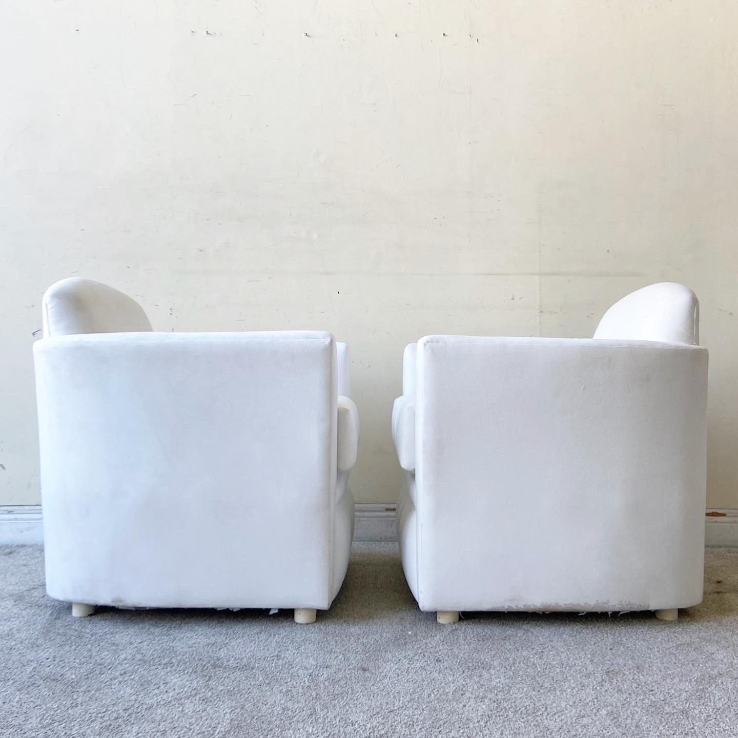 Postmoderne weiße Mikro-Wildleder-Lounge-Stühle im Zustand „Gut“ im Angebot in Delray Beach, FL