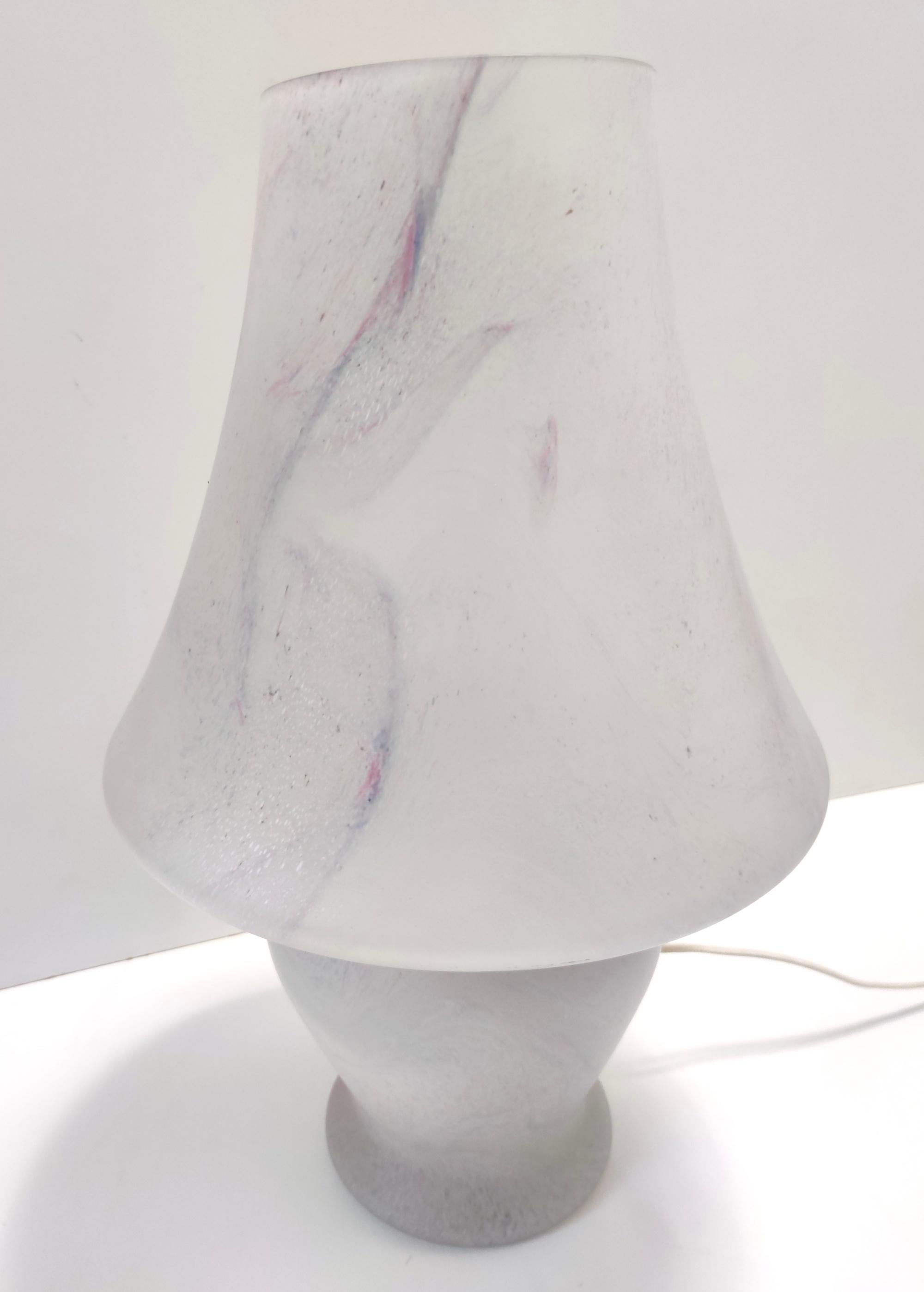Lámpara de mesa postmoderna de cristal de Murano blanco con efecto mármol rosa, Italia en venta 3