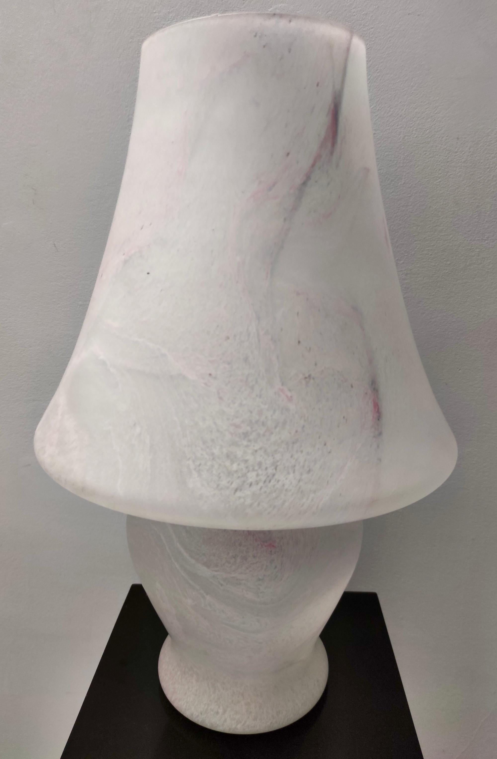 Lámpara de mesa postmoderna de cristal de Murano blanco con efecto mármol rosa, Italia en venta 4