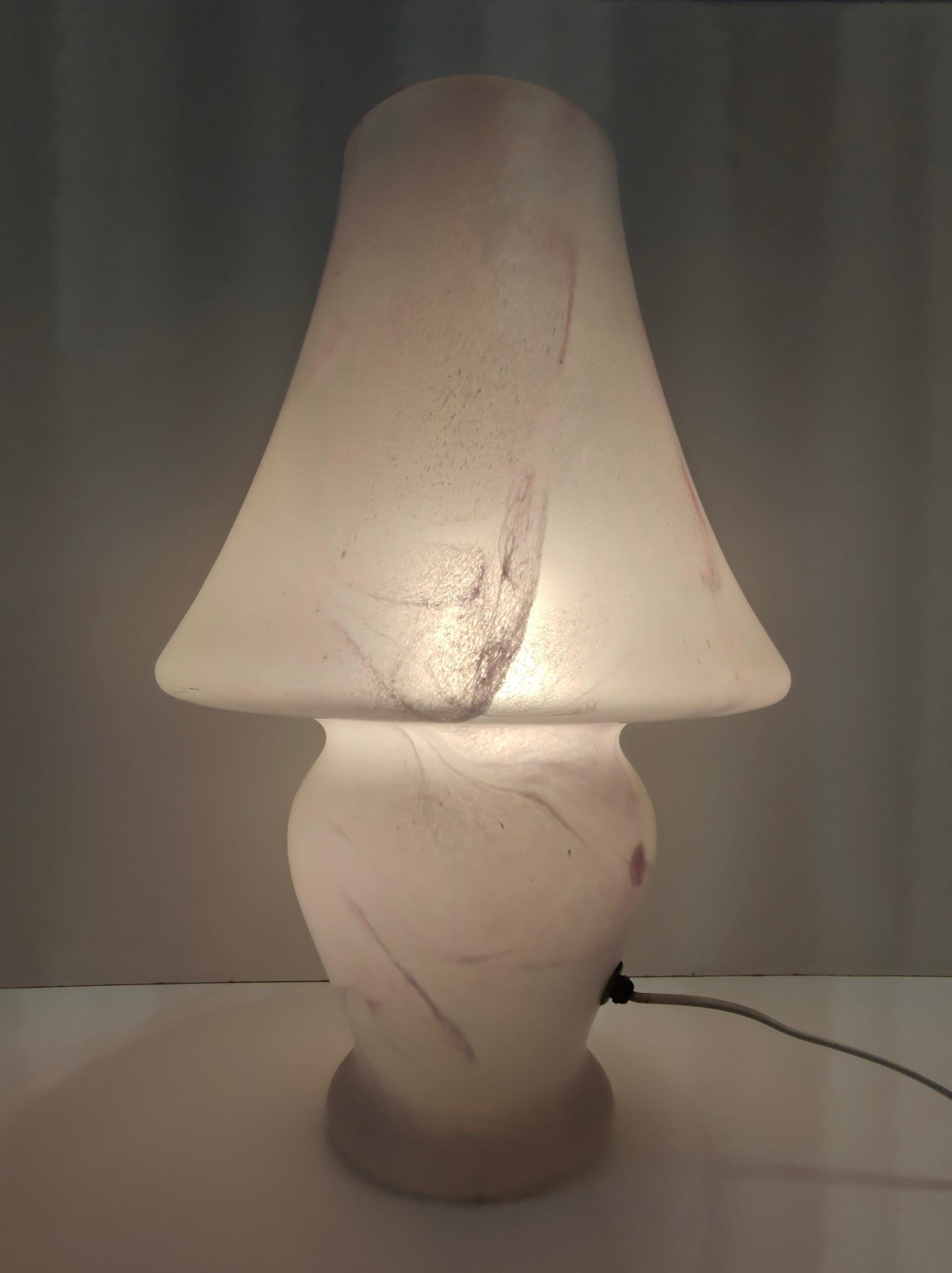 Fabricado en Italia, años 70. 
Está fabricada en cristal de Murano con efecto mármol rosa.
Esta lámpara puede mostrar ligeras huellas de uso al ser vintage, pero puede considerarse en excelente estado original y lista para ambientar cualquier