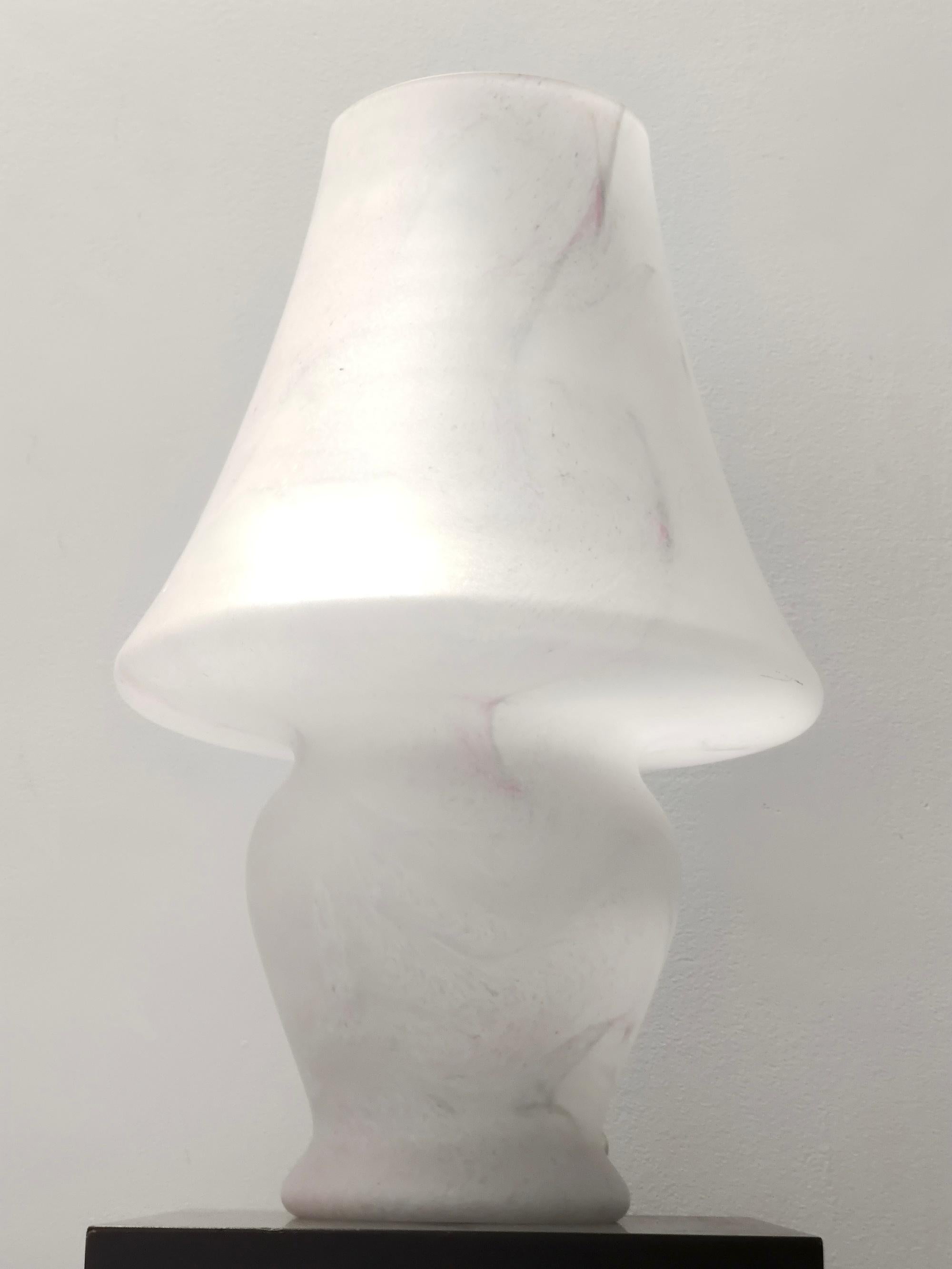 Lámpara de mesa postmoderna de cristal de Murano blanco con efecto mármol rosa, Italia finales del siglo XX en venta