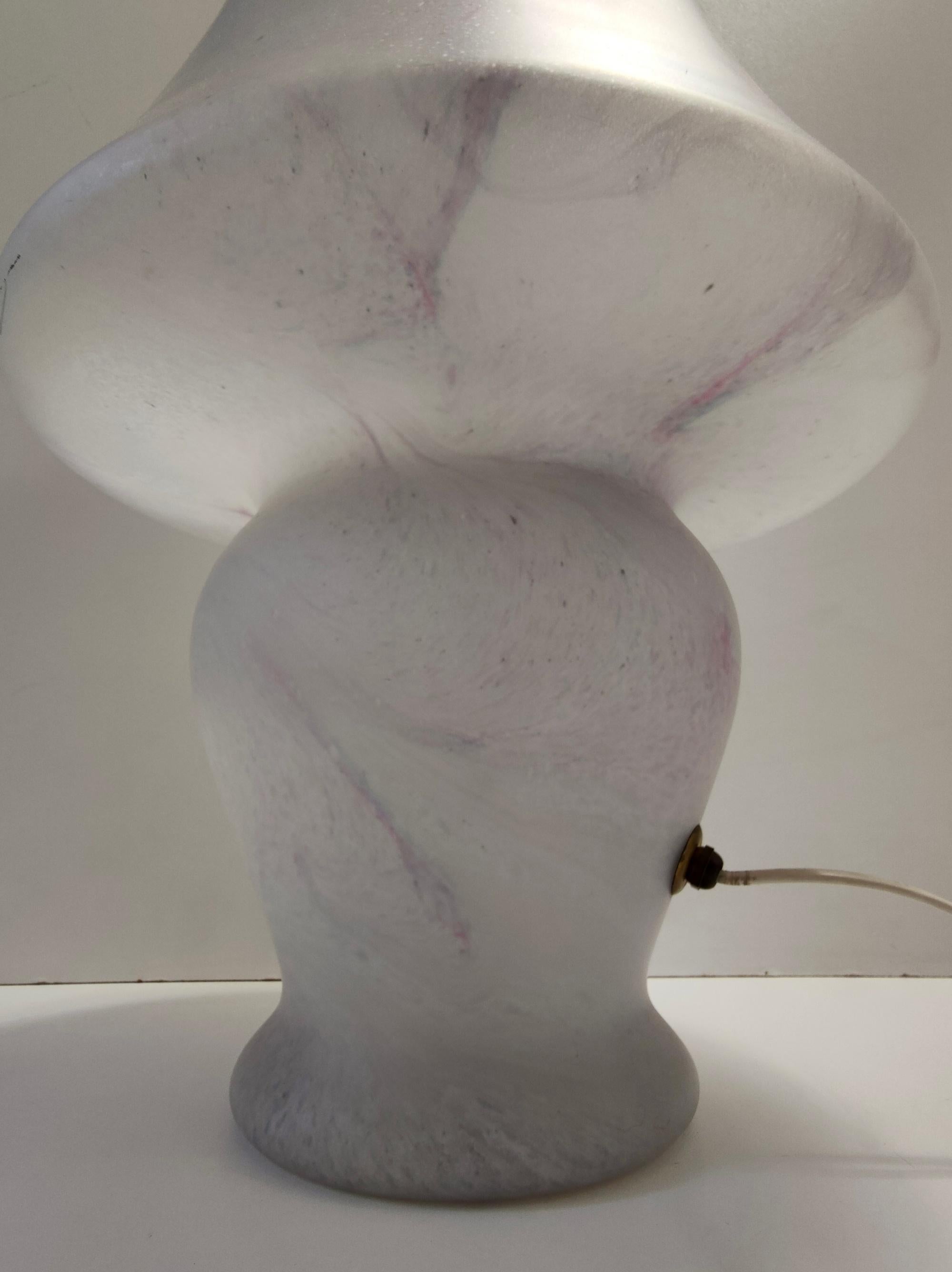 Lámpara de mesa postmoderna de cristal de Murano blanco con efecto mármol rosa, Italia en venta 1