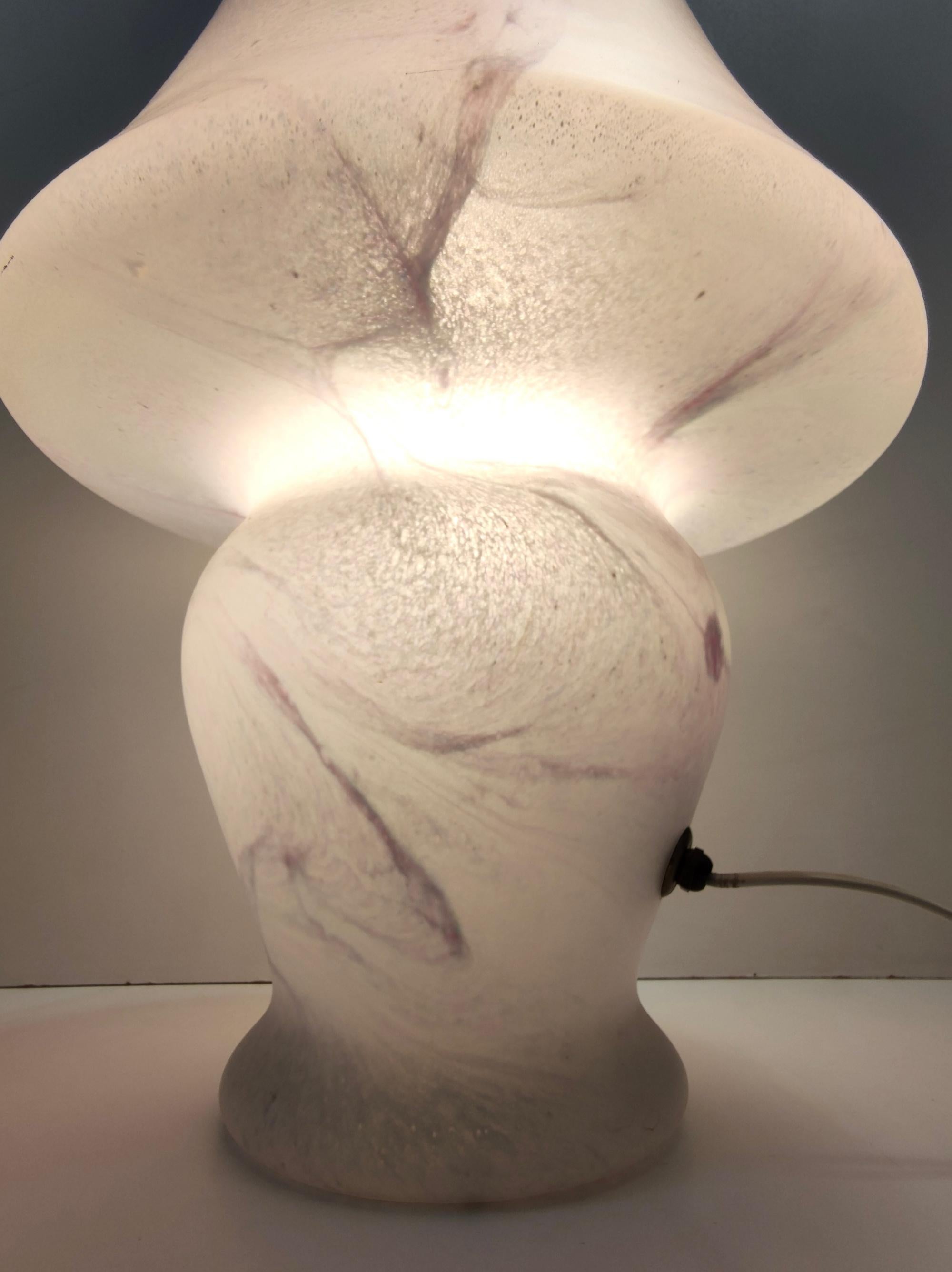 Lámpara de mesa postmoderna de cristal de Murano blanco con efecto mármol rosa, Italia en venta 2