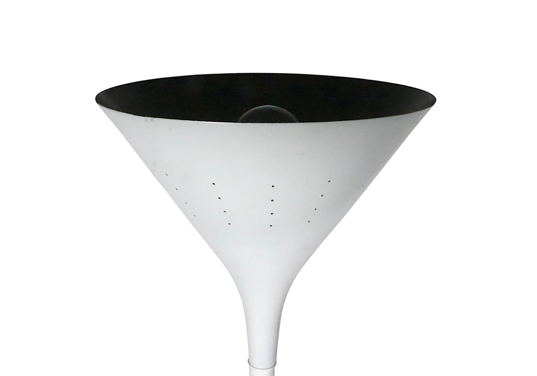 Torchère postmoderne blanche sur blanche attribuée à Von Nessen en vente 3