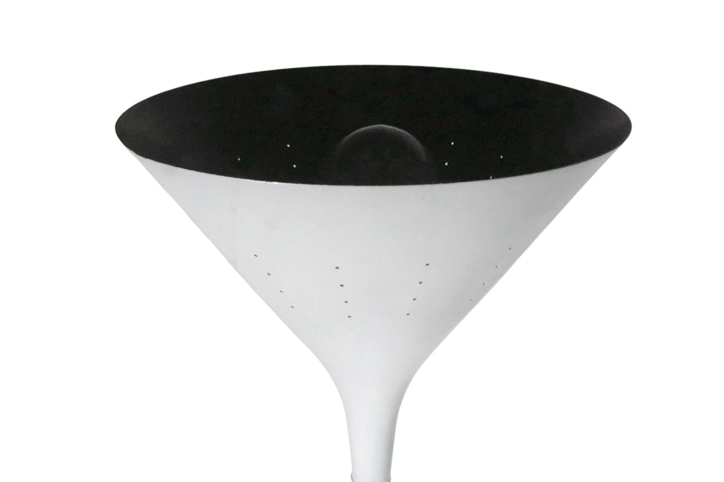 Torchère postmoderne blanche sur blanche attribuée à Von Nessen en vente 5