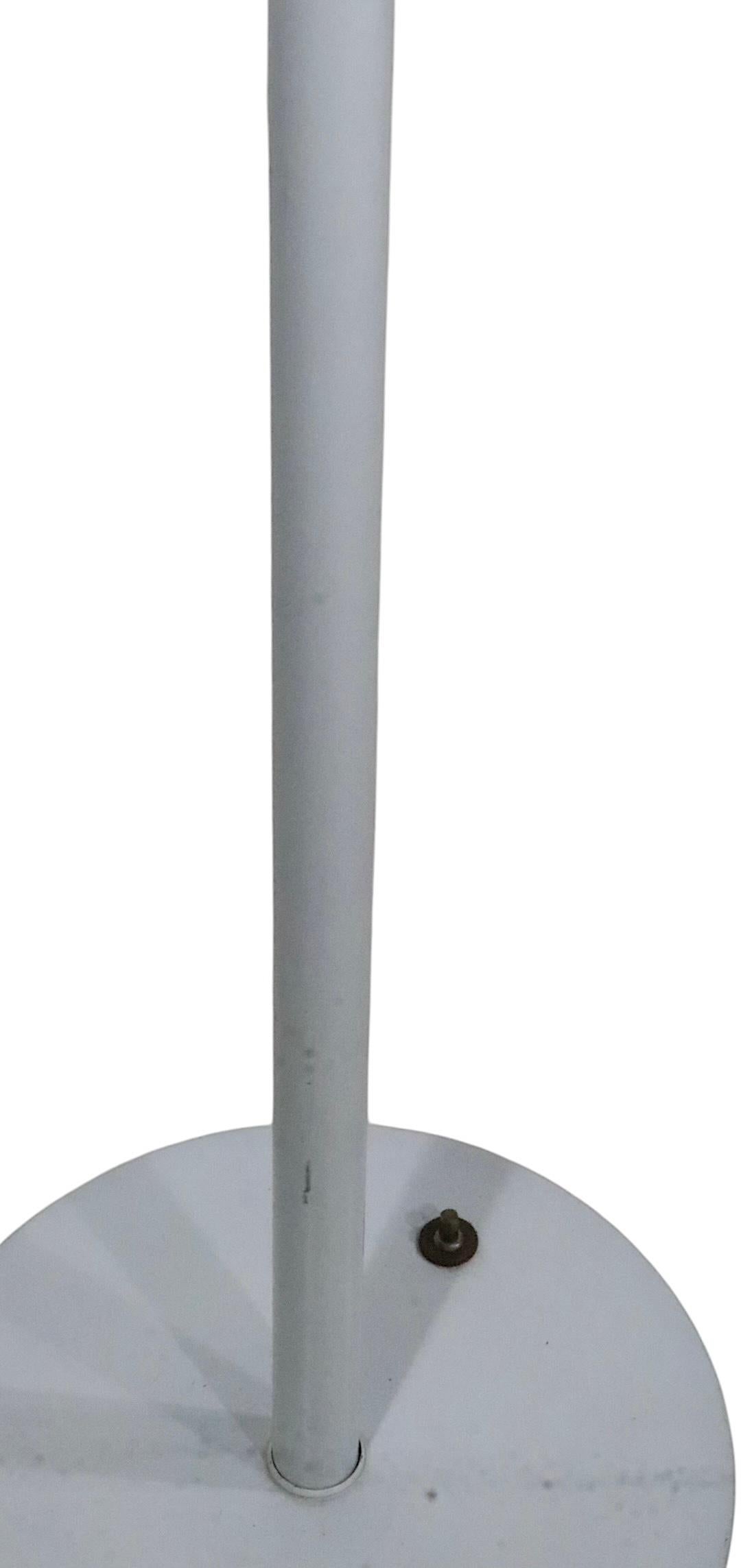 Torchère postmoderne blanche sur blanche attribuée à Von Nessen Bon état - En vente à New York, NY
