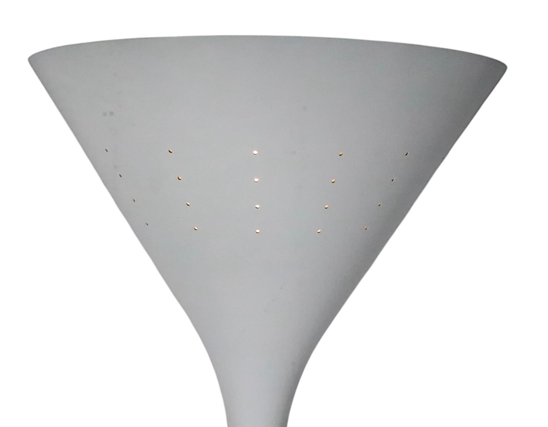 20ième siècle Torchère postmoderne blanche sur blanche attribuée à Von Nessen en vente
