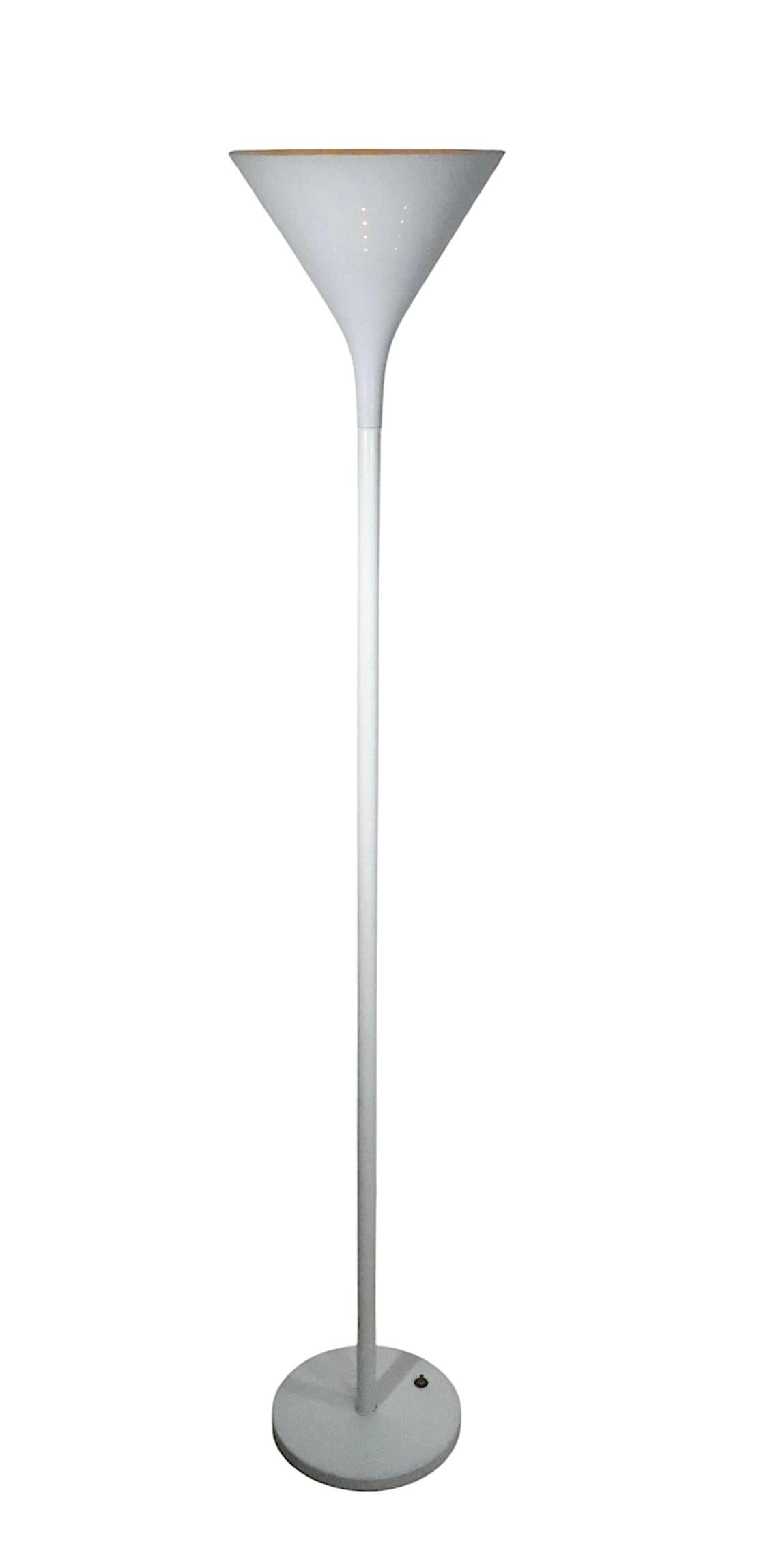 Métal Torchère postmoderne blanche sur blanche attribuée à Von Nessen en vente