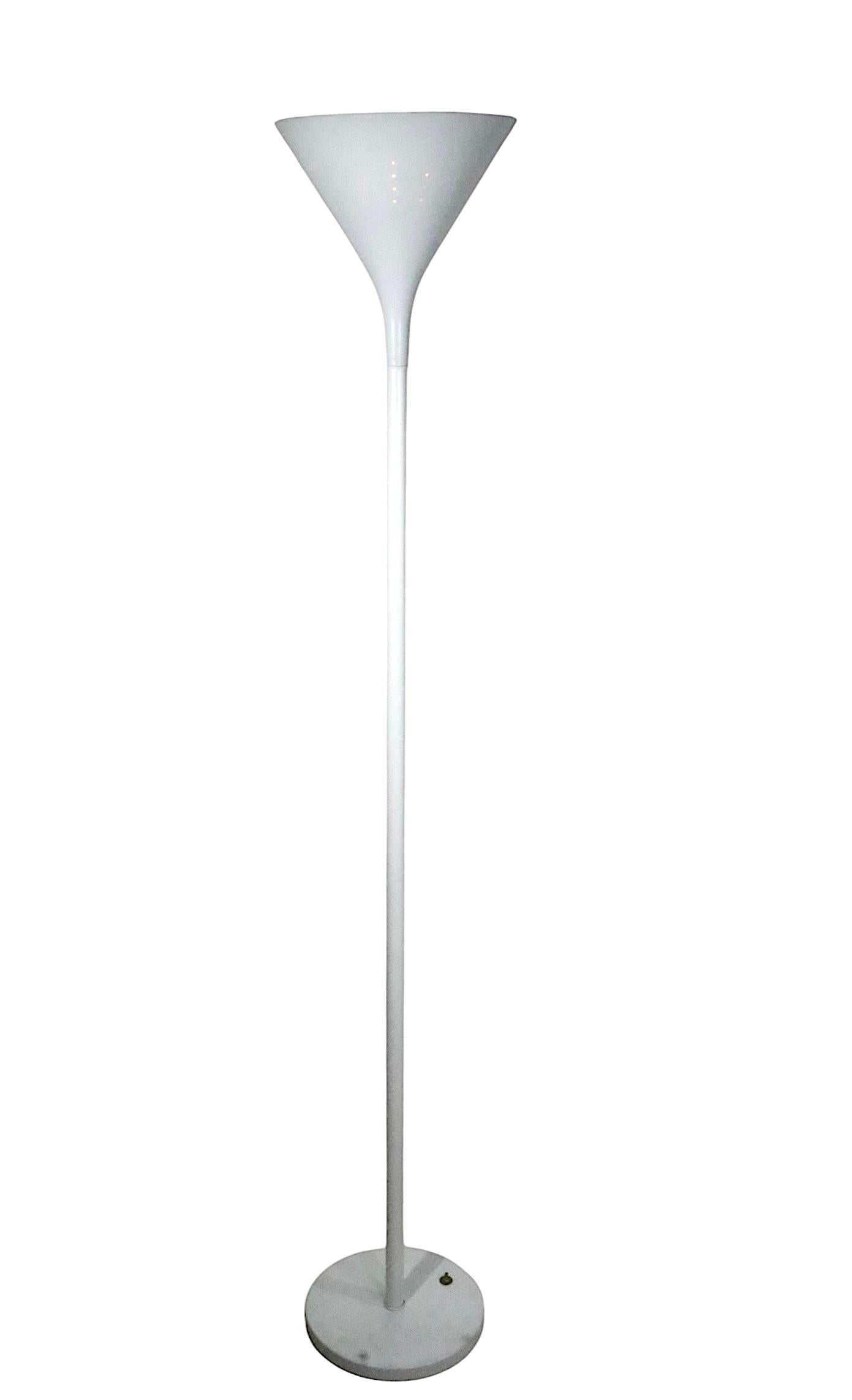 Torchère postmoderne blanche sur blanche attribuée à Von Nessen en vente 1