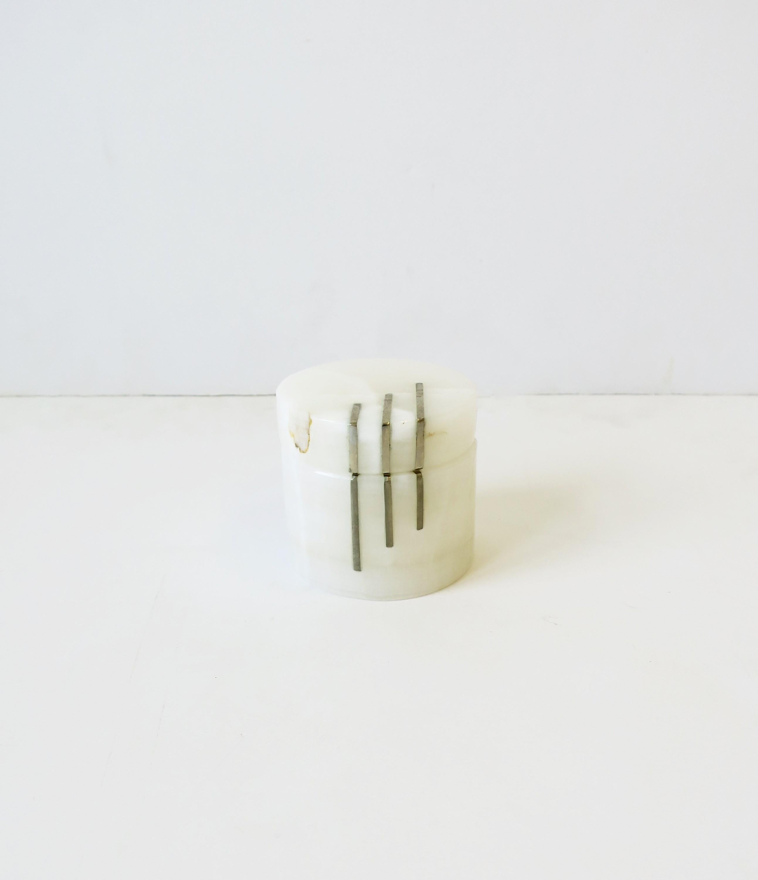 A small Postmodern white onyx marble box with steel metal detail, circa late-20th century, Italy. Onyx is predominantly white with traces of neutral hues as shown in images. A great piece to hold small jewelry or items on a desk, vanity, nightstand,