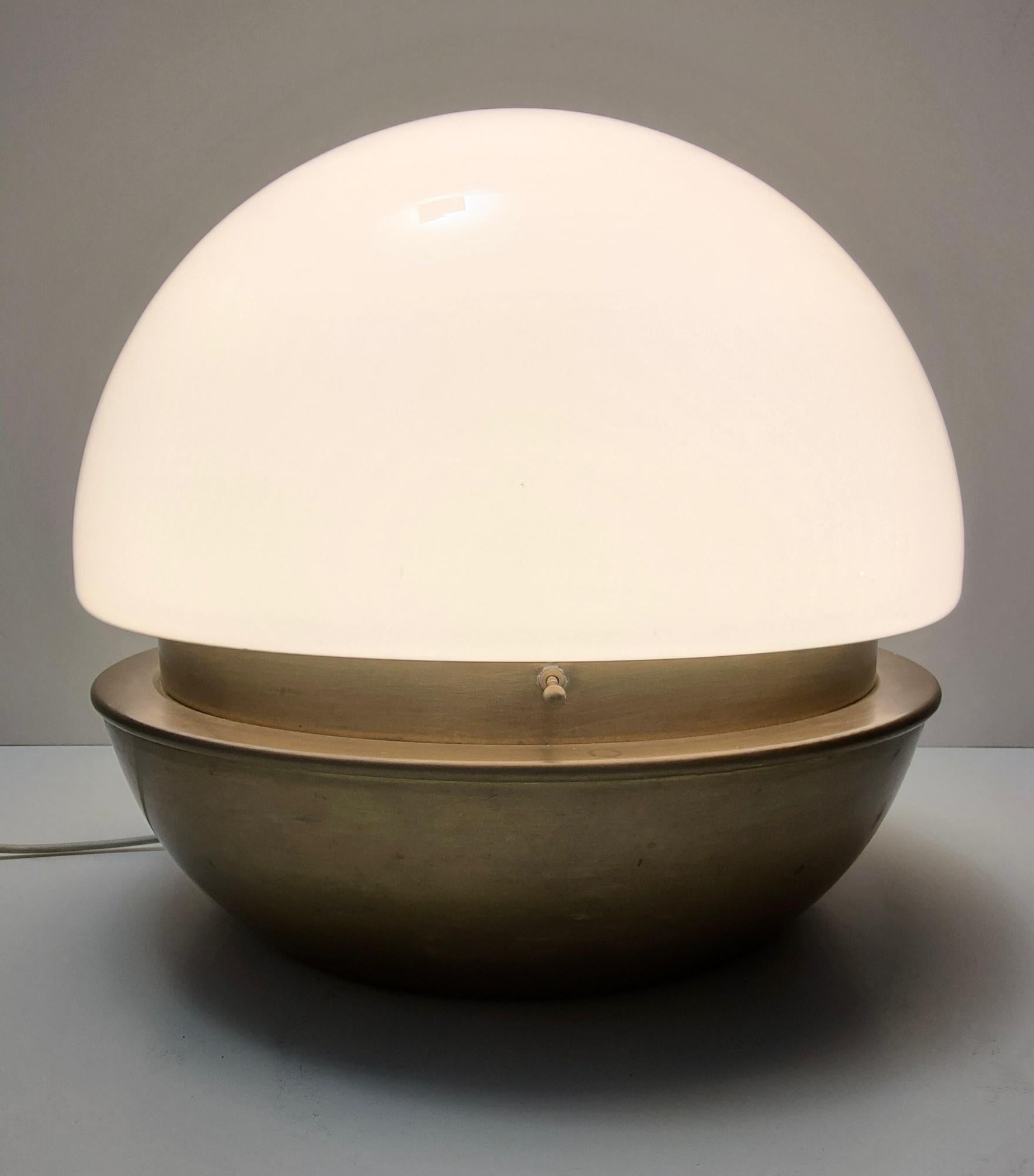 Postmoderne Lampe de bureau postmoderne de l'ère spatiale en verre de Murano opalin blanc et laiton, Italie en vente