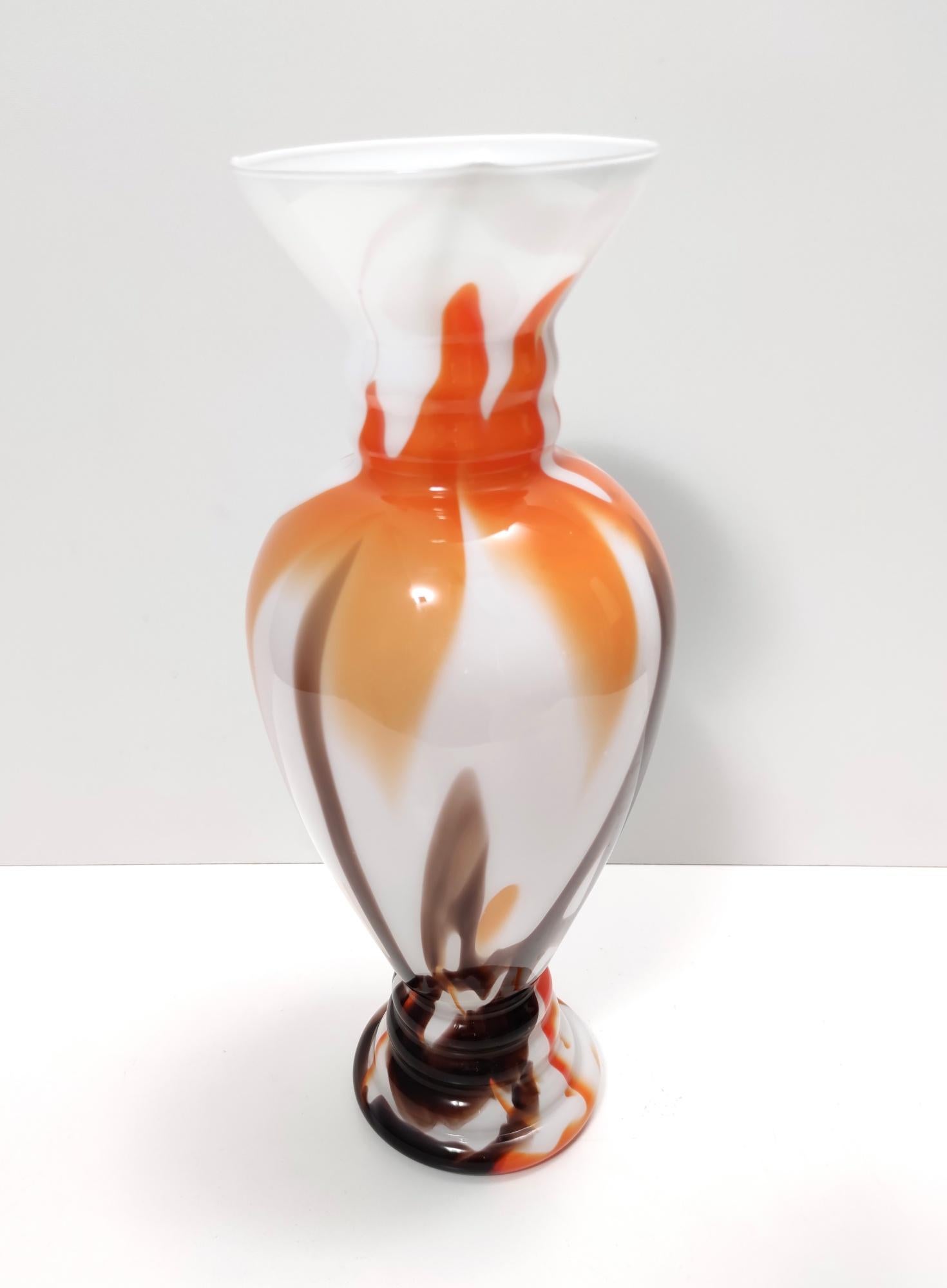 Postmodern White, Orange and Brown Murano Glass Vase by Carlo Moretti, Italy In Excellent Condition For Sale In Bresso, Lombardy