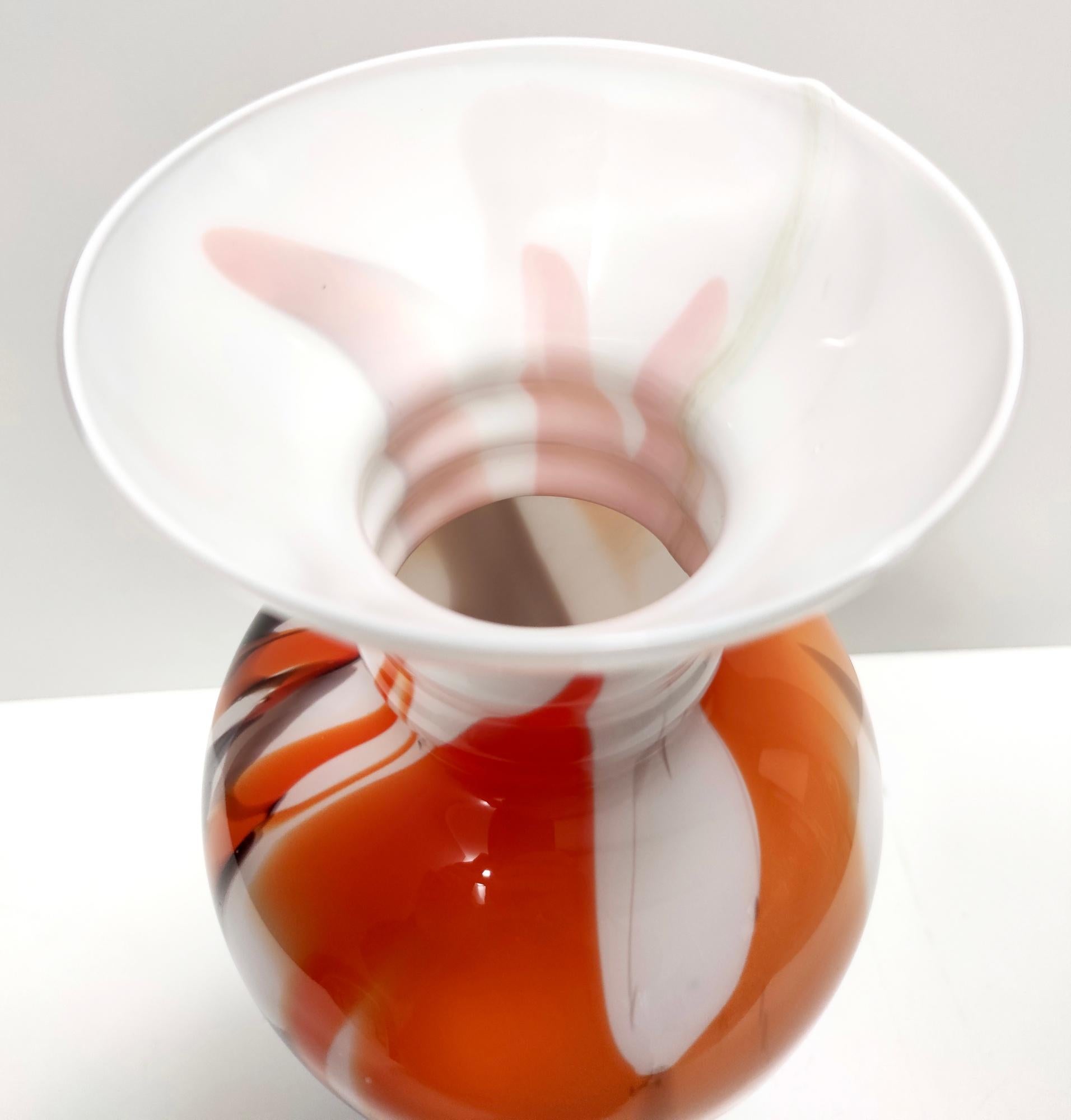 Vase postmoderne en verre de Murano blanc, orange et Brown par Carlo Moretti, Italie en vente 5