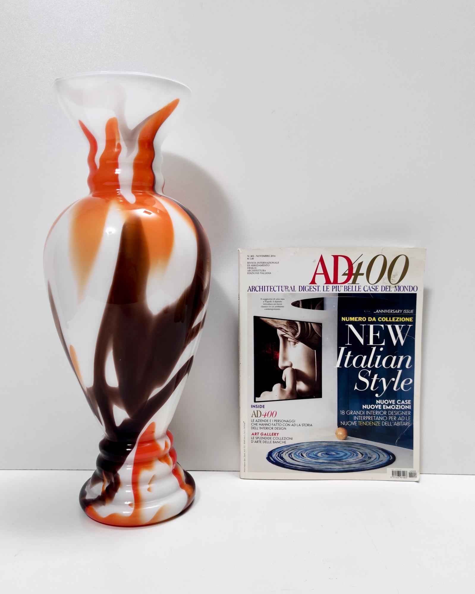 Postmoderne Vase postmoderne en verre de Murano blanc, orange et Brown par Carlo Moretti, Italie en vente