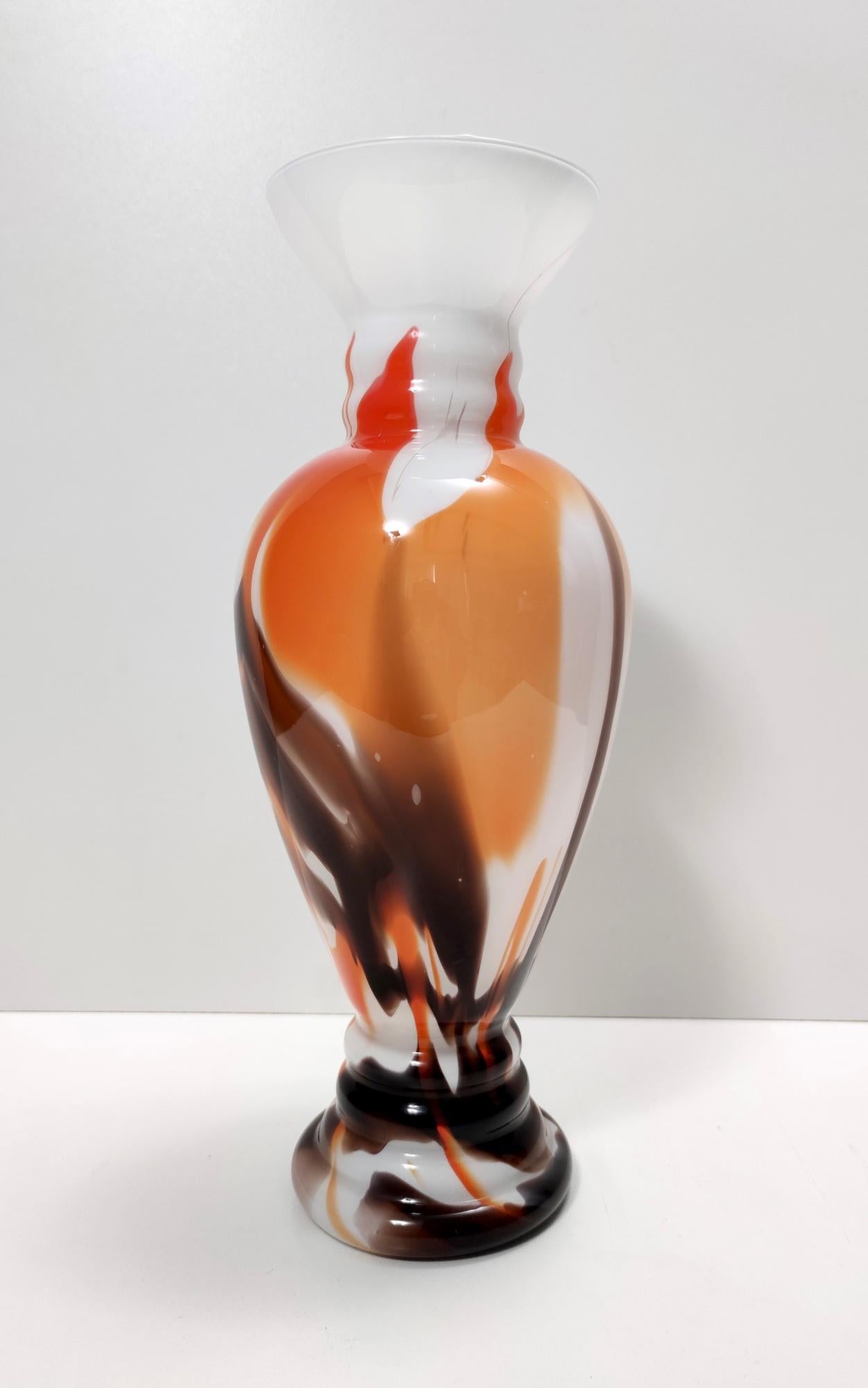 Verre de Murano Vase postmoderne en verre de Murano blanc, orange et Brown par Carlo Moretti, Italie en vente
