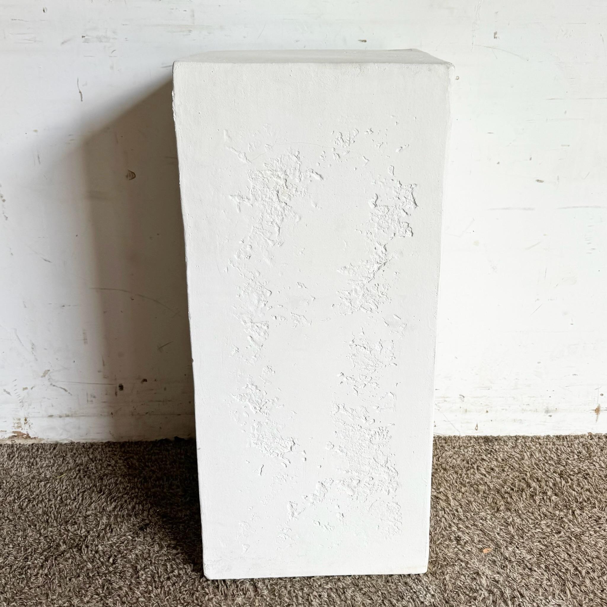 Américain Piédestal postmoderne en plâtre blanc en vente