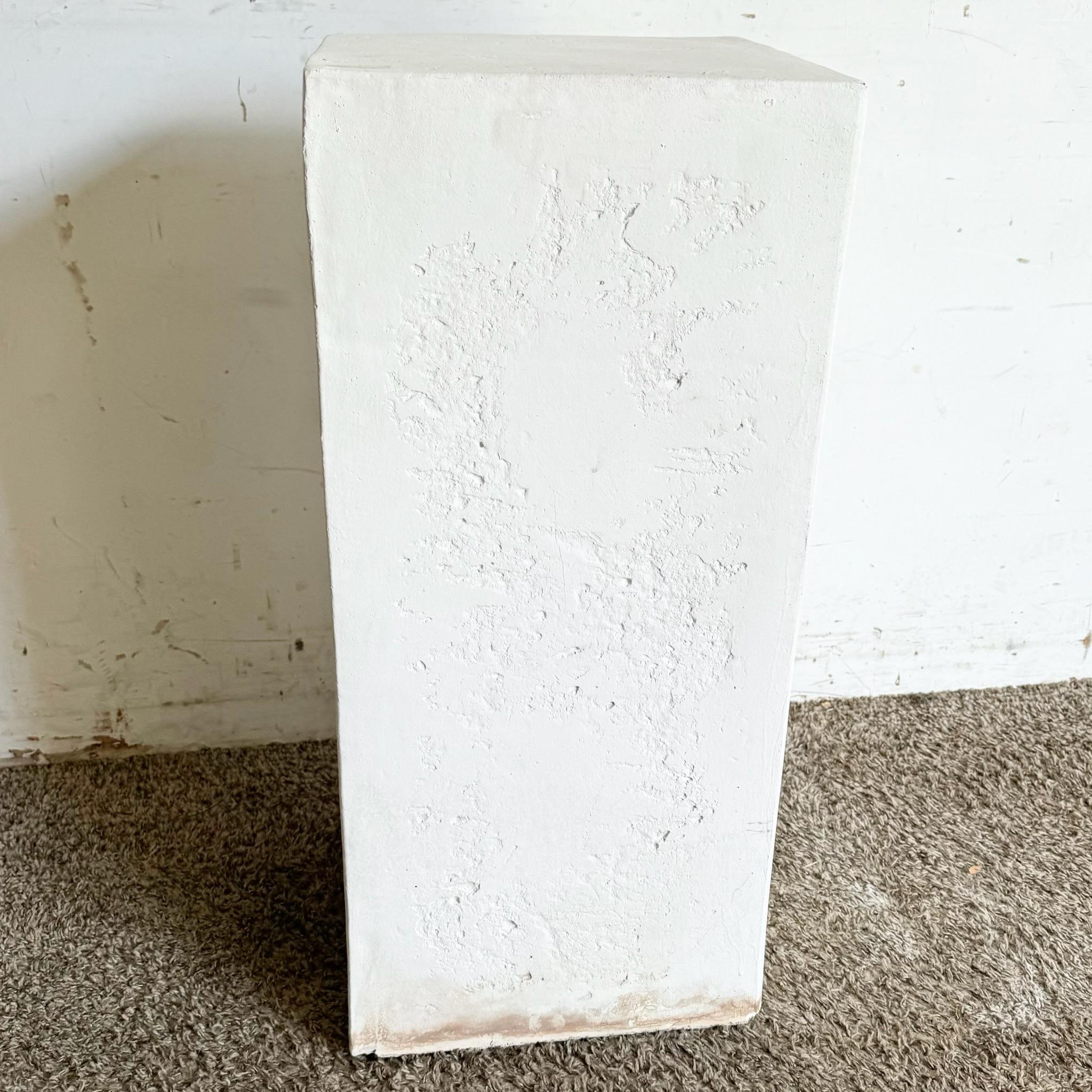 Fin du 20e siècle Piédestal postmoderne en plâtre blanc en vente
