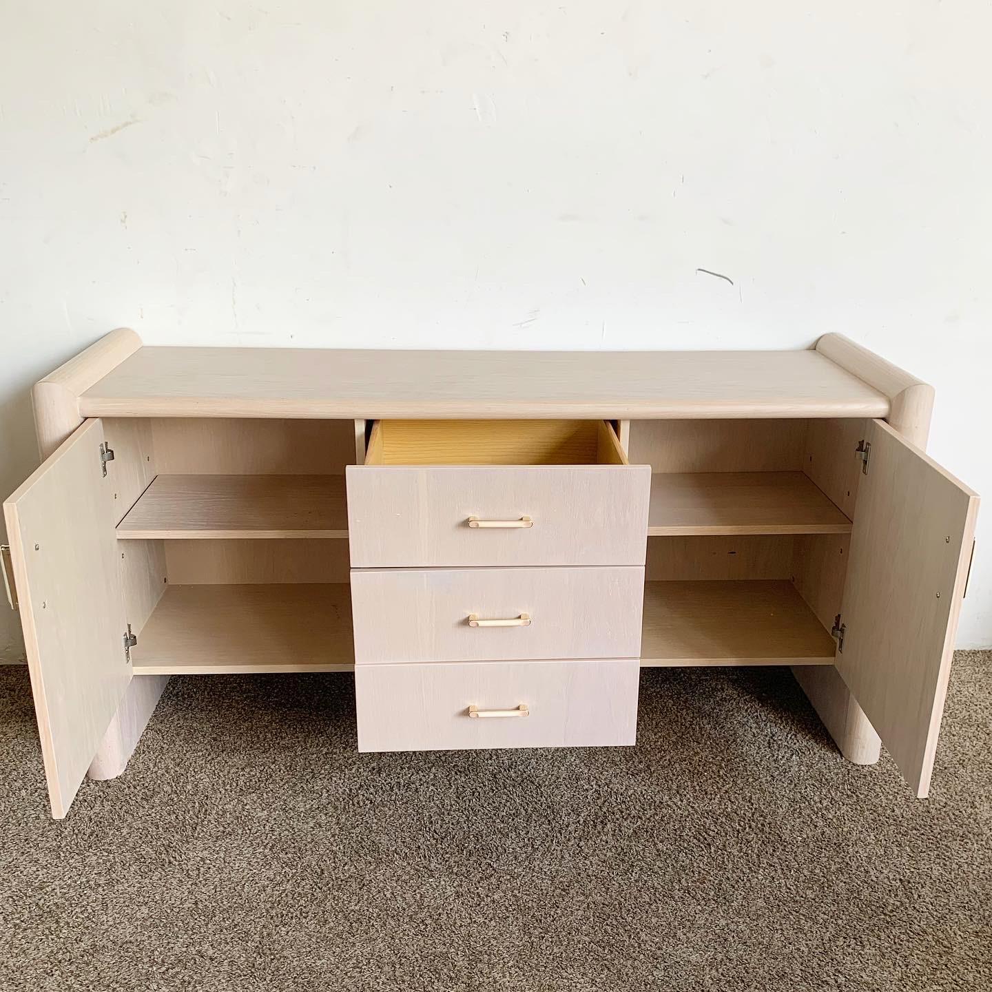 Credenza galleggiante postmoderna in legno con lavaggio bianco in vendita 1