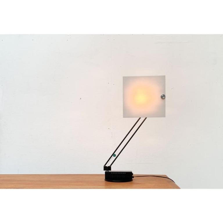 Rara lampada da tavolo postmoderna del produttore francese Aluminor su progetto di Sacha Ketoff degli anni '80.

Questa bozza è stata creata in un concorso nell'ambito della mostra 