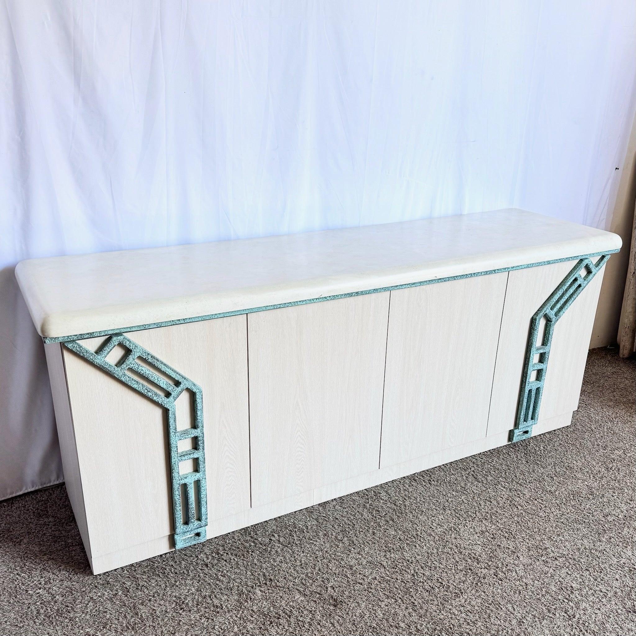 Credenza postmoderna de madera laminada con detalles metálicos tribales turquesa en venta 4