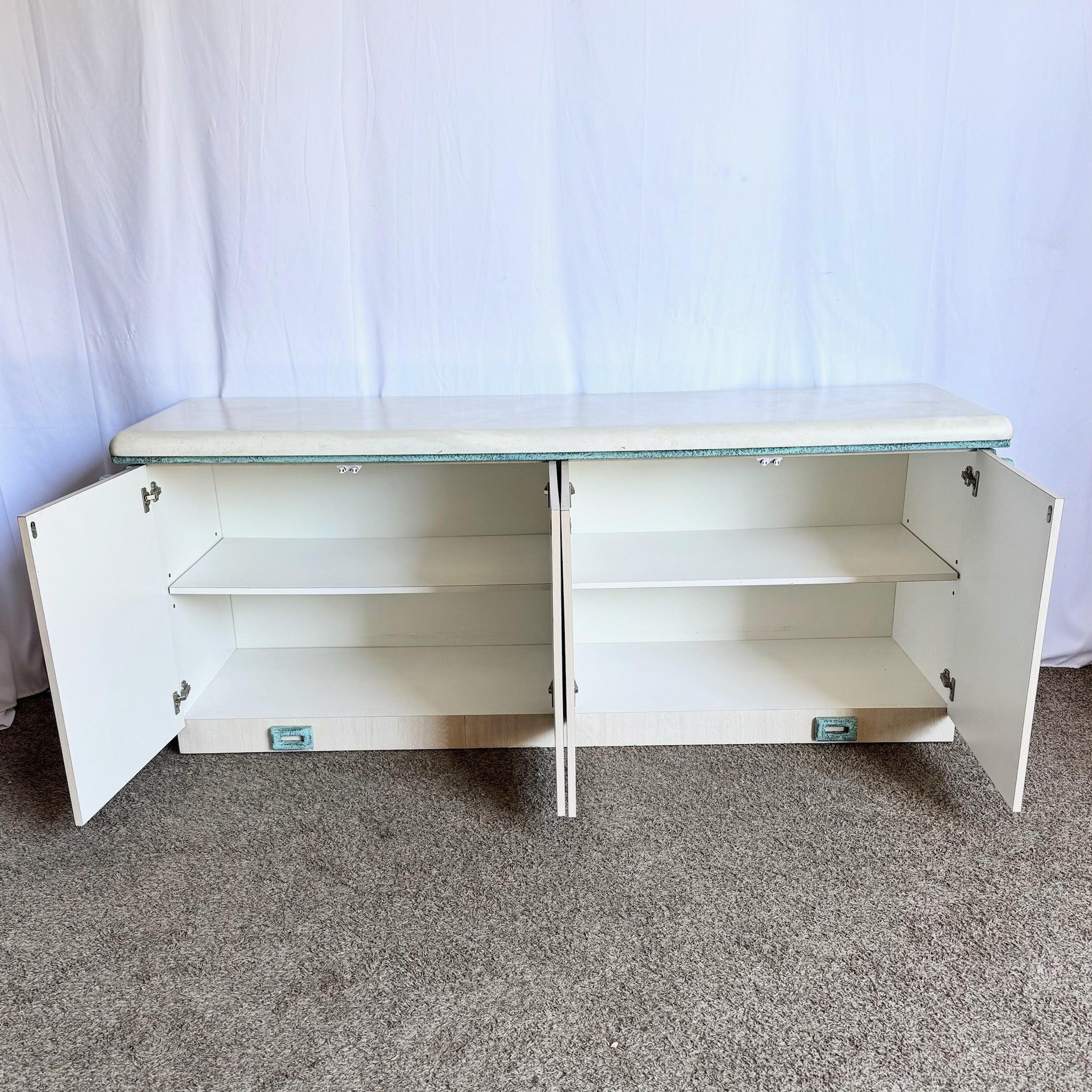 Credenza postmoderna de madera laminada con detalles metálicos tribales turquesa en venta 5