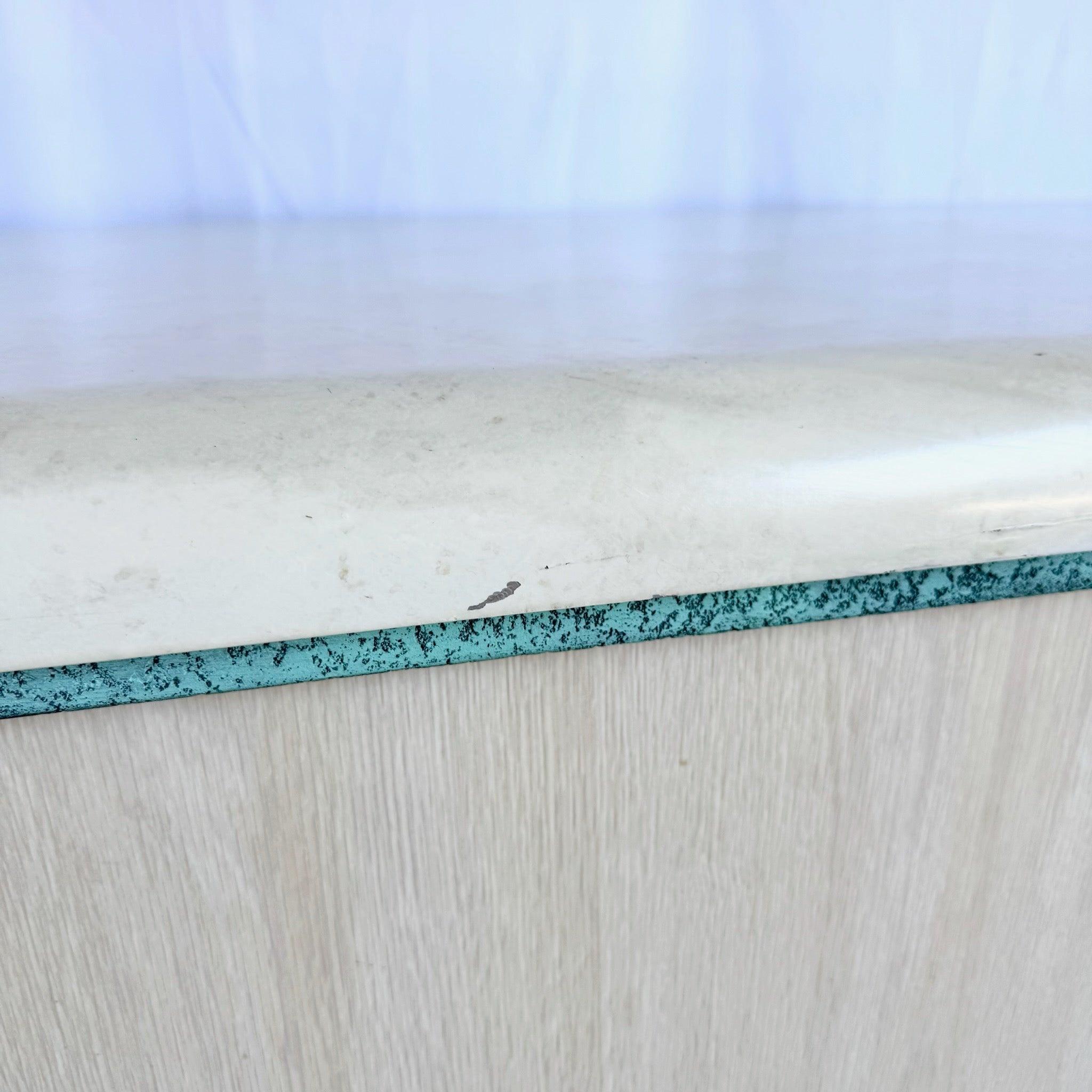Credenza postmoderna de madera laminada con detalles metálicos tribales turquesa Estadounidense en venta