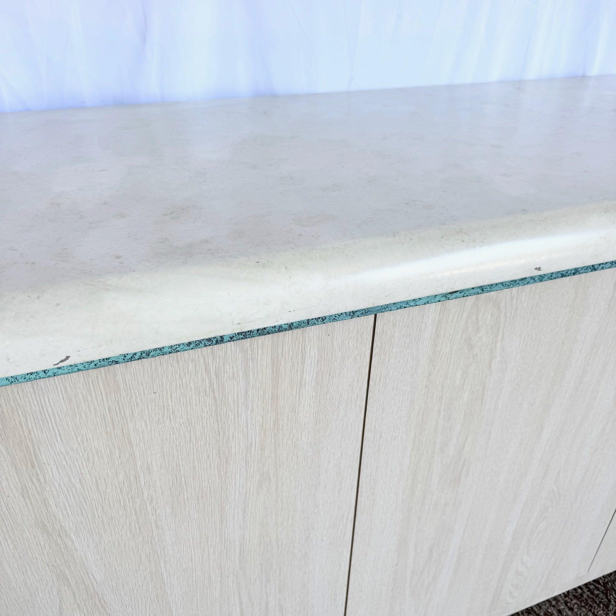 Credenza postmoderna de madera laminada con detalles metálicos tribales turquesa en Bueno estado para la venta en Delray Beach, FL