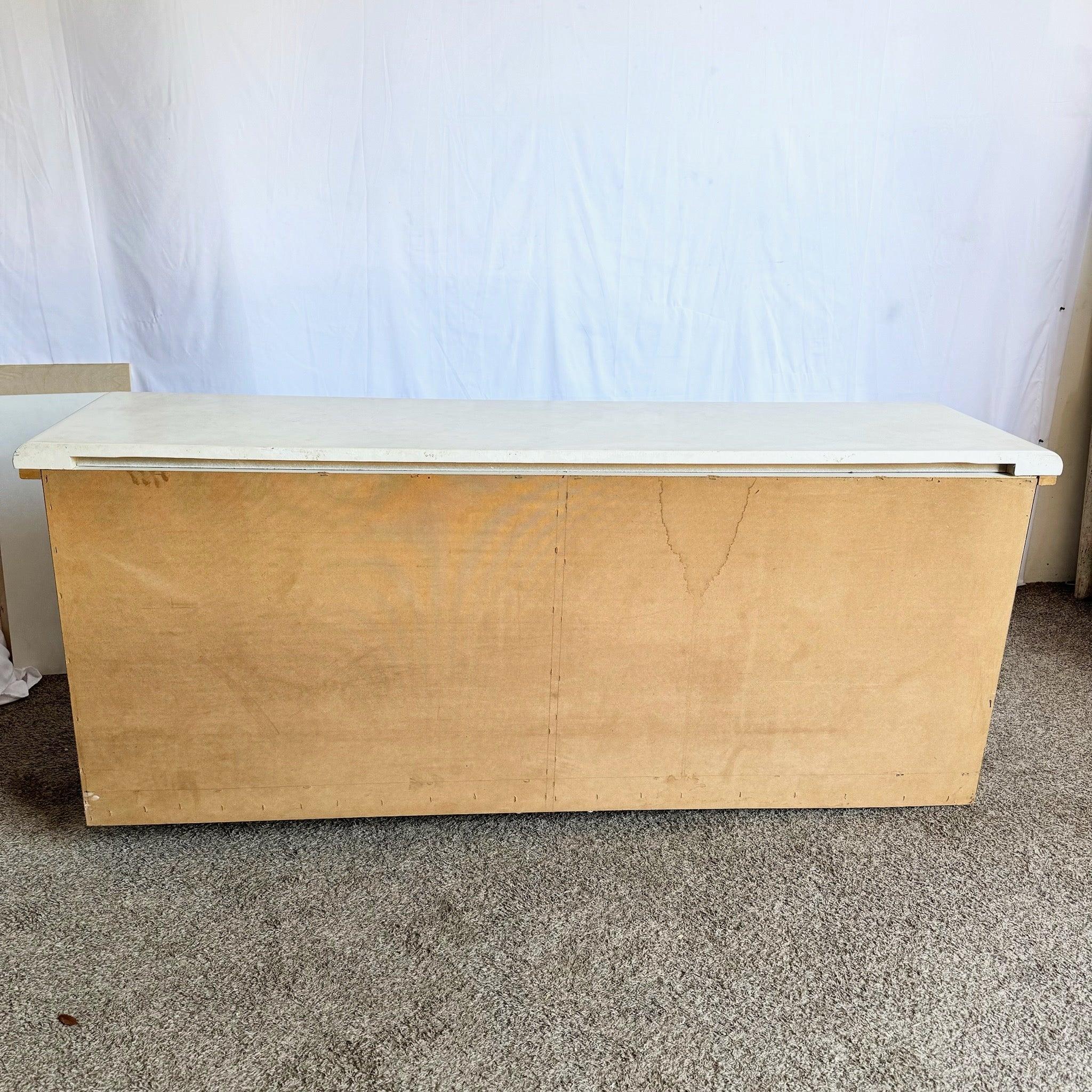 Credenza postmoderna de madera laminada con detalles metálicos tribales turquesa finales del siglo XX en venta