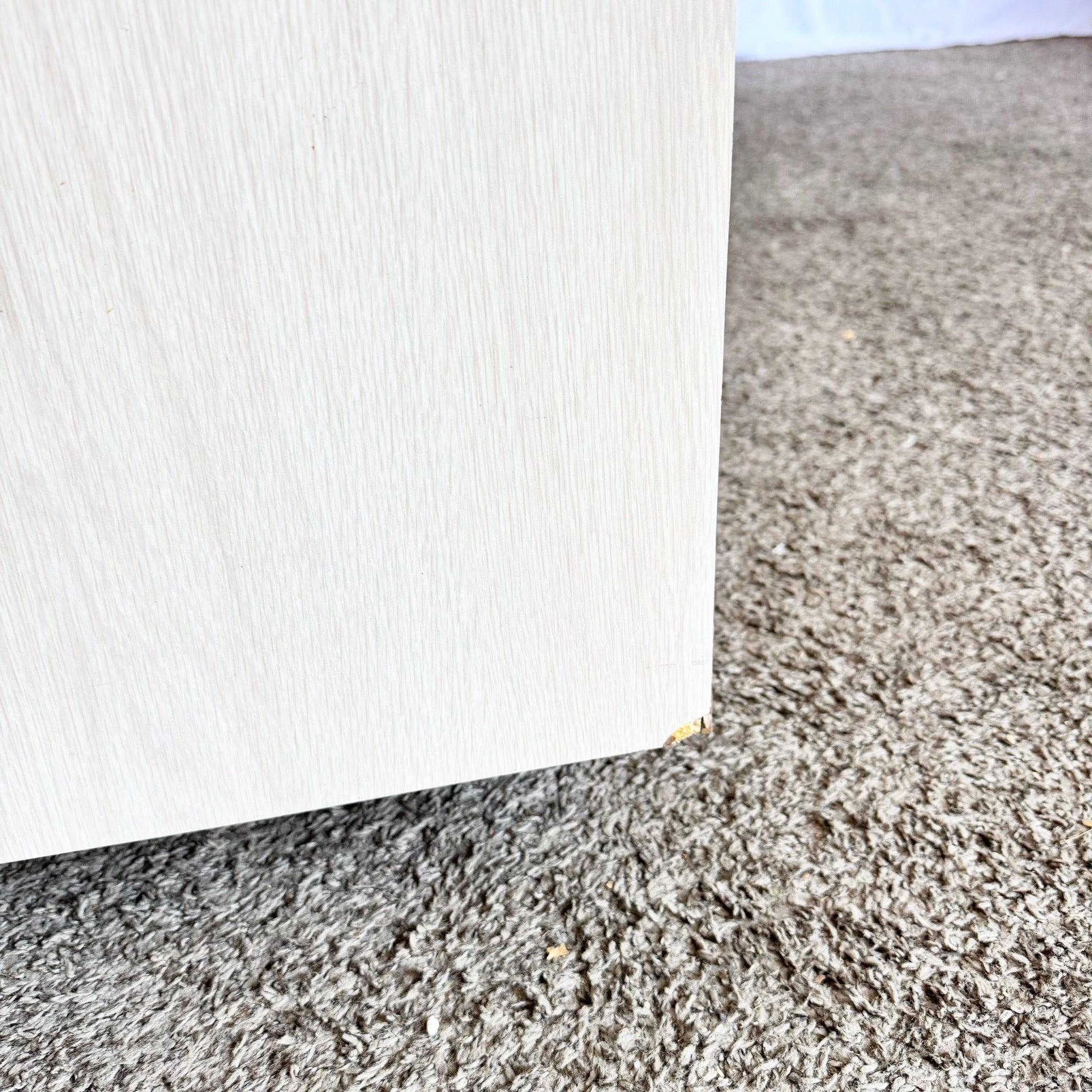 Credenza postmoderna de madera laminada con detalles metálicos tribales turquesa Madera en venta