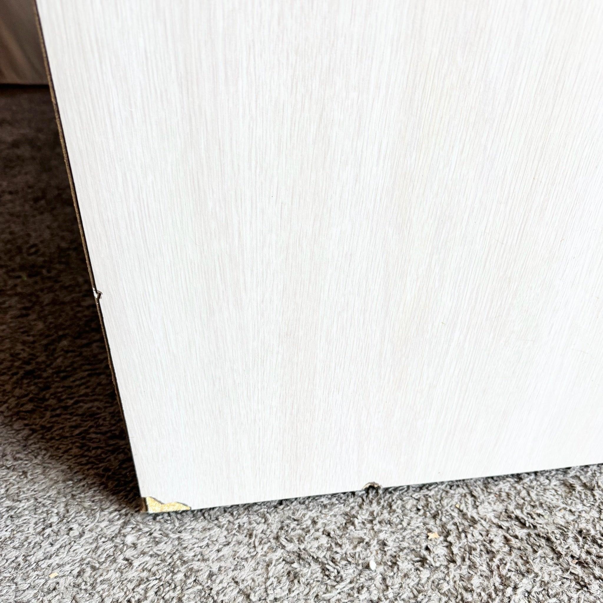 Credenza postmoderna de madera laminada con detalles metálicos tribales turquesa en venta 1