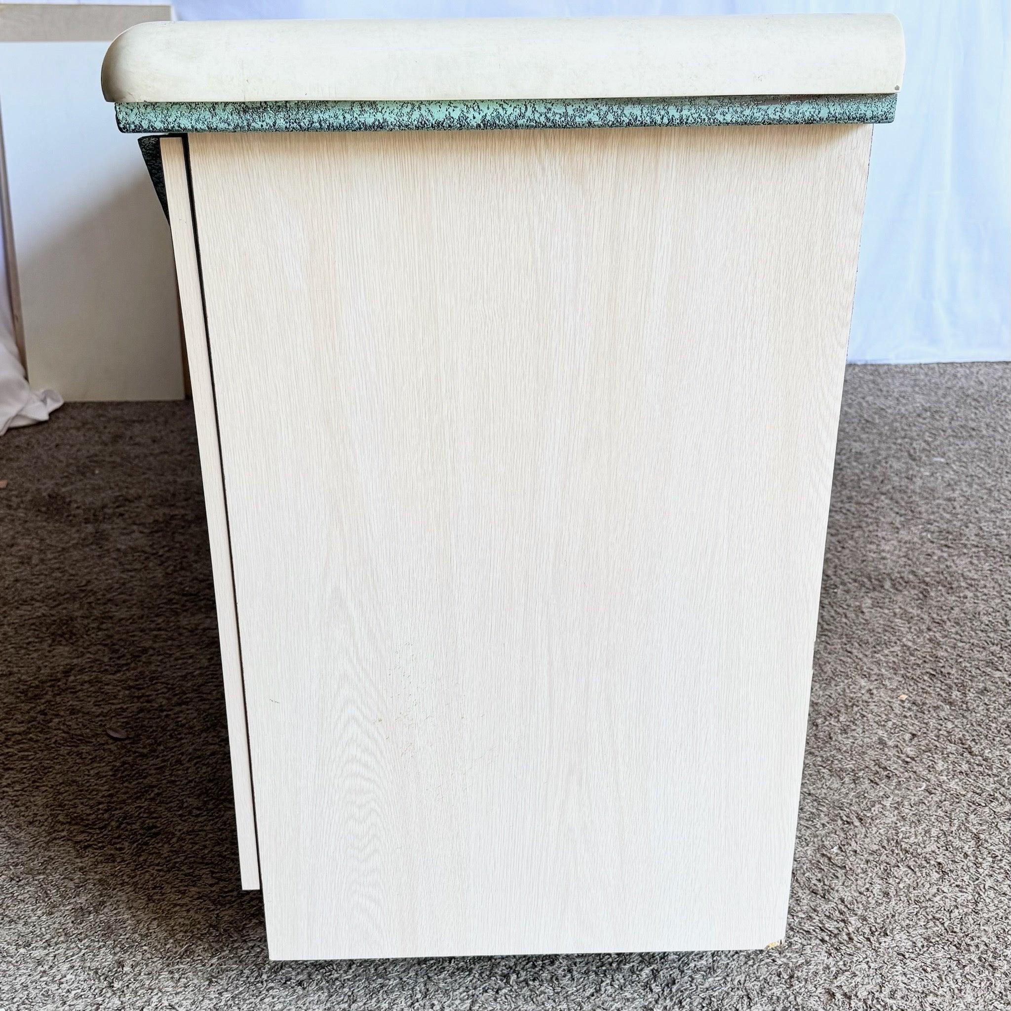 Credenza postmoderna de madera laminada con detalles metálicos tribales turquesa en venta 2