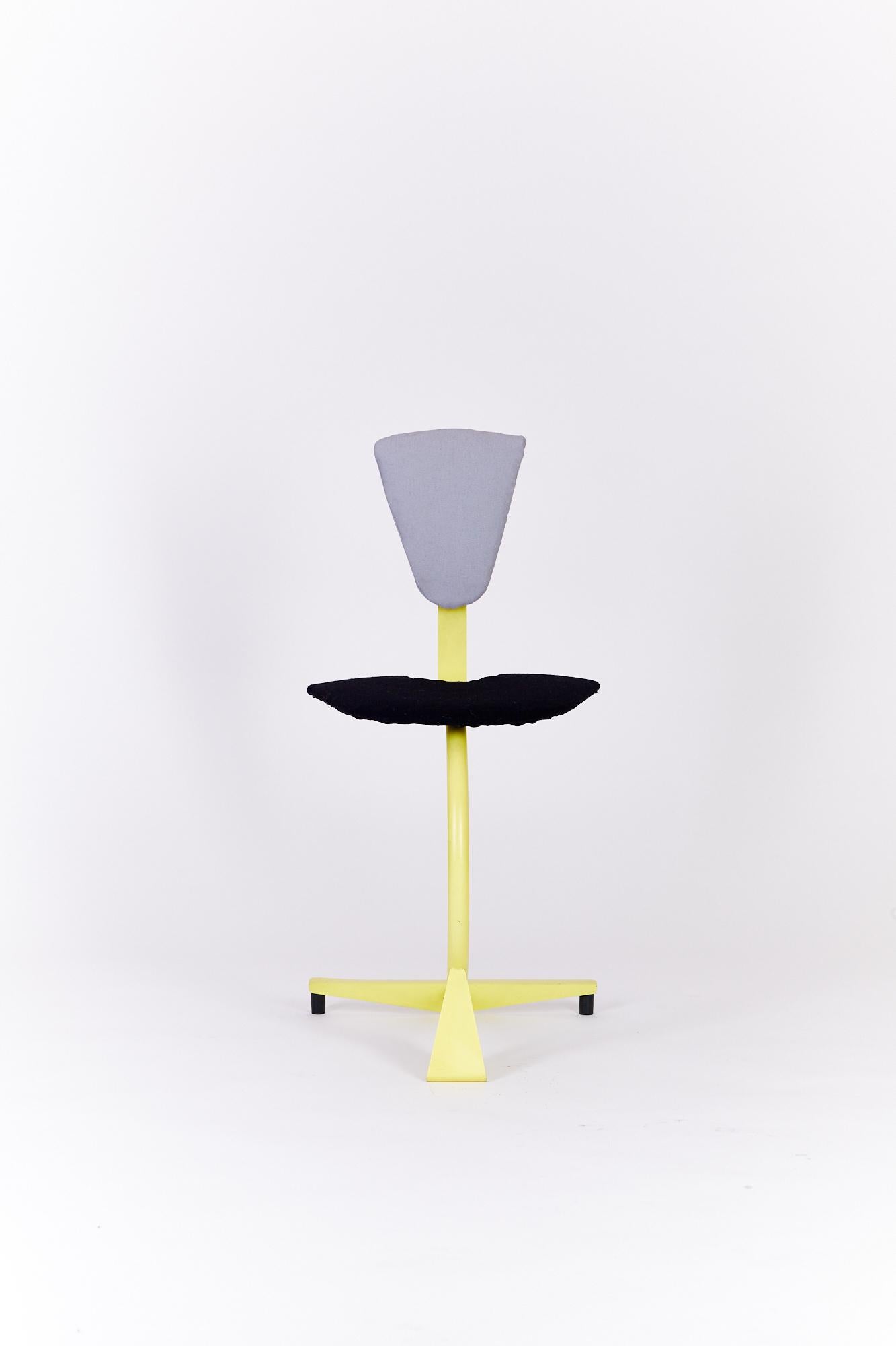 Postmodern yellow chair designed in the 1980's. It's made of a metal structure, with a chair seat and back upholstery.

Unknown designer
