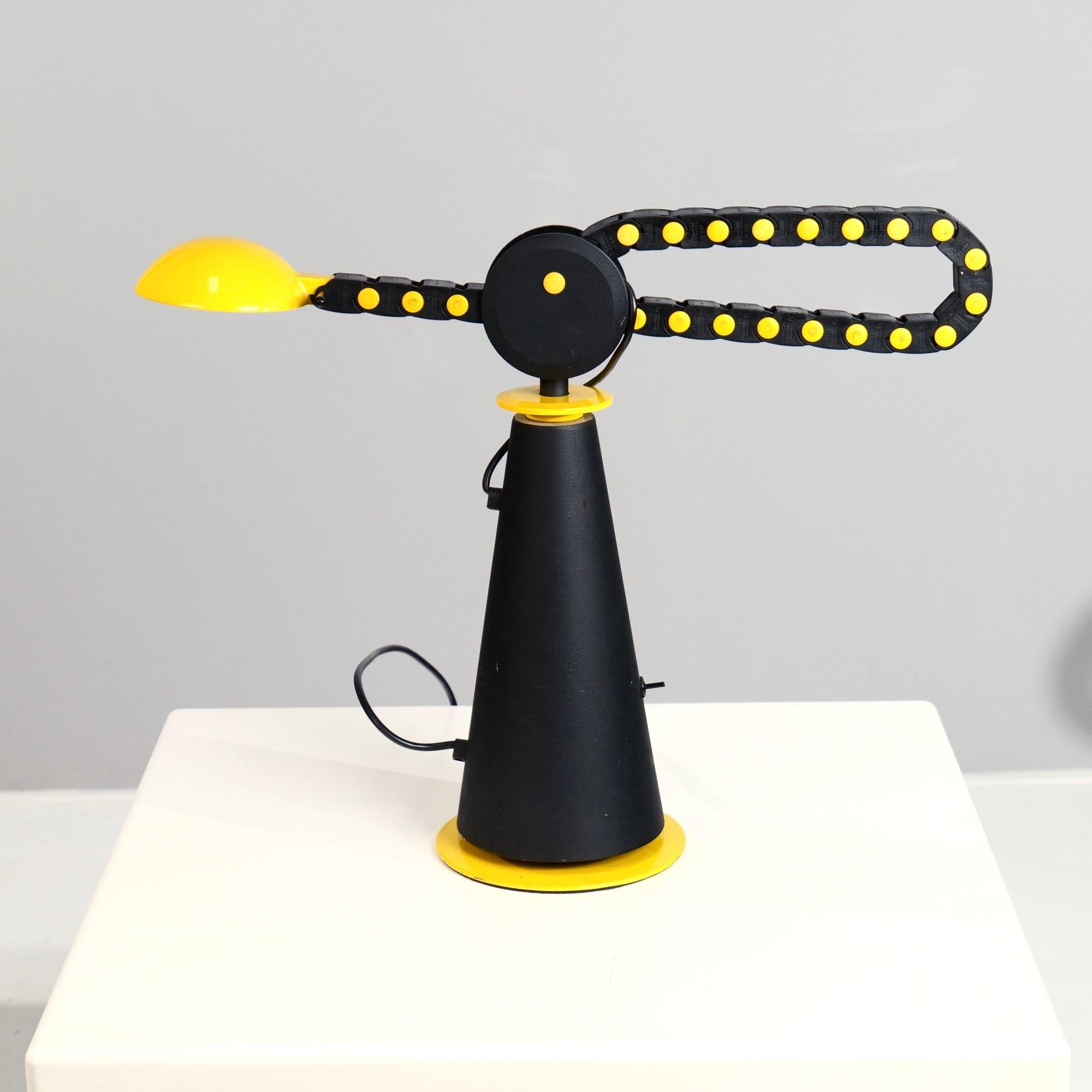 Lampada postmoderna italiana di Studio A. R. P. per Egoluce.
Iconico meccanismo regolabile che non solo è bello, ma è anche utile.
Regolando verso l'alto, la luce può essere proiettata sul soffitto.

 

Made in Italy - Anni
