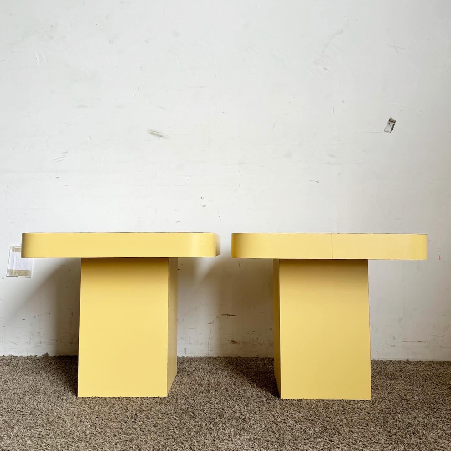 Postmoderne Beistelltische aus gelbem Laminat mit Pilz und Pilz (amerikanisch) im Angebot