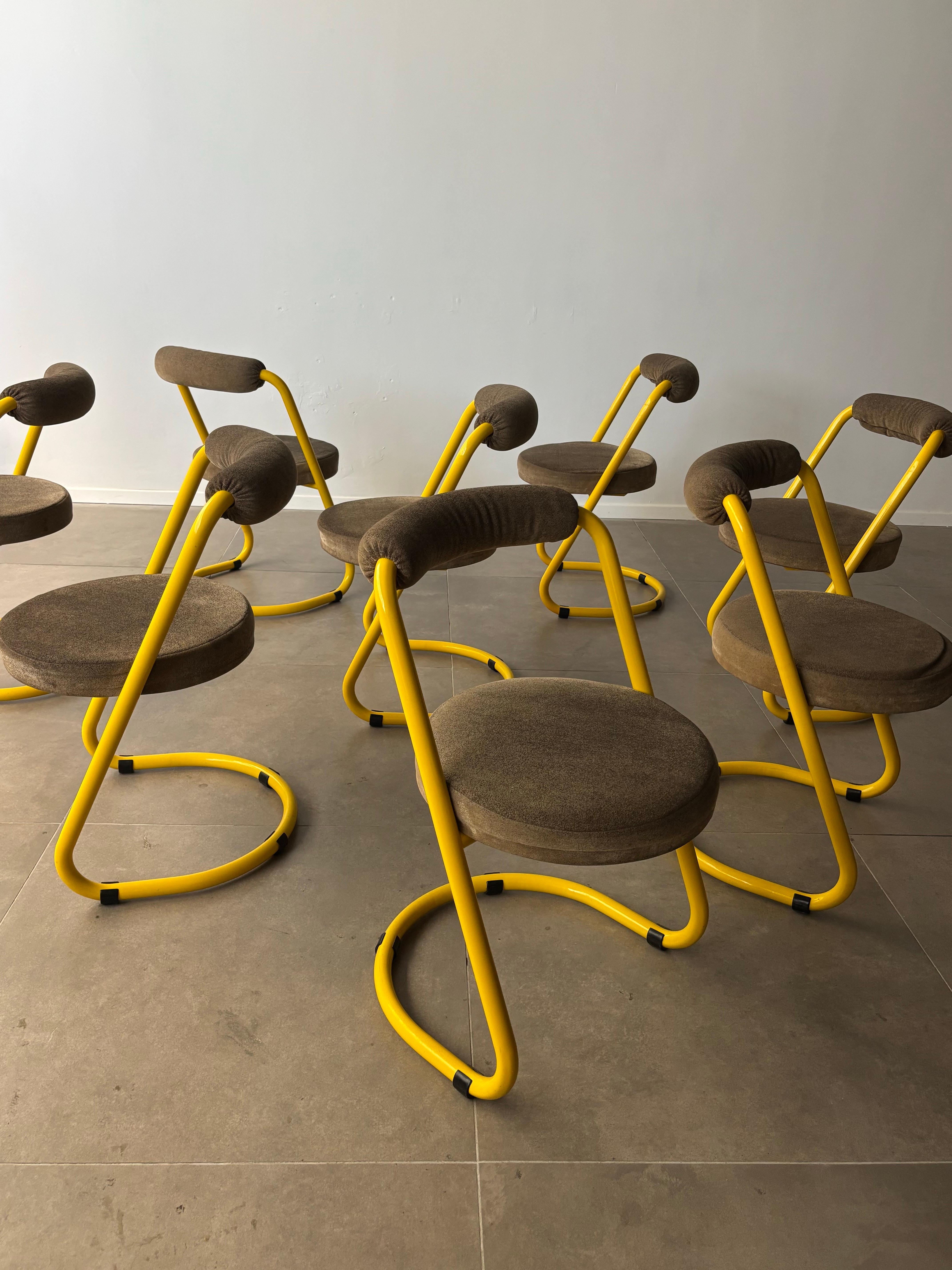 Ces chaises de salle à manger postmodernes en métal jaune de Giotto Stoppino, fabriquées en Italie dans les années 1970, sont un exemple frappant de design audacieux et expérimental. Les armatures métalliques d'un jaune éclatant présentent des