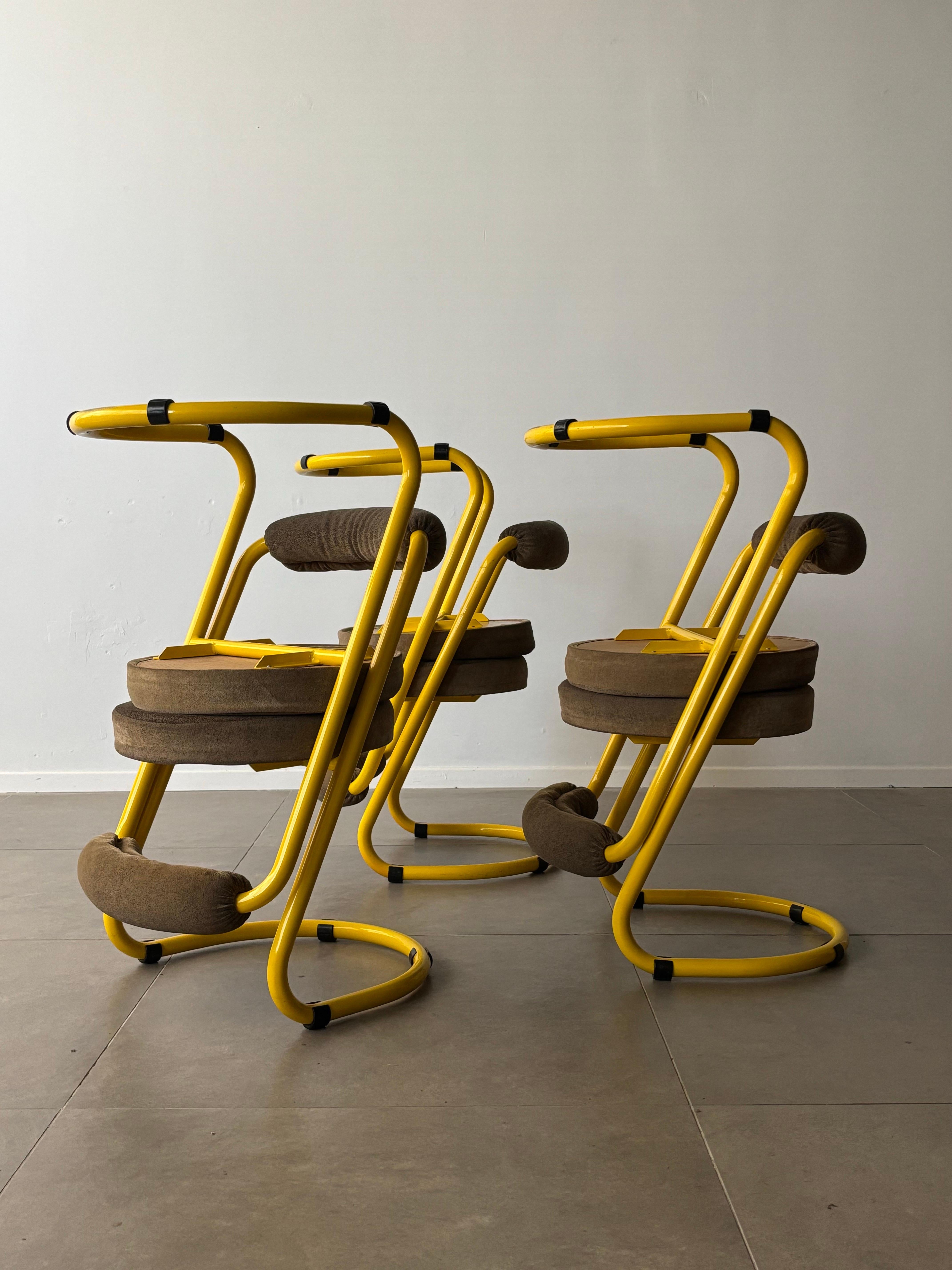 Chaises de salle à manger postmodernes en métal jaune de Giotto Stoppino, Italie, années 1970 Bon état - En vente à Tel Aviv-Yafo, Tel Aviv District