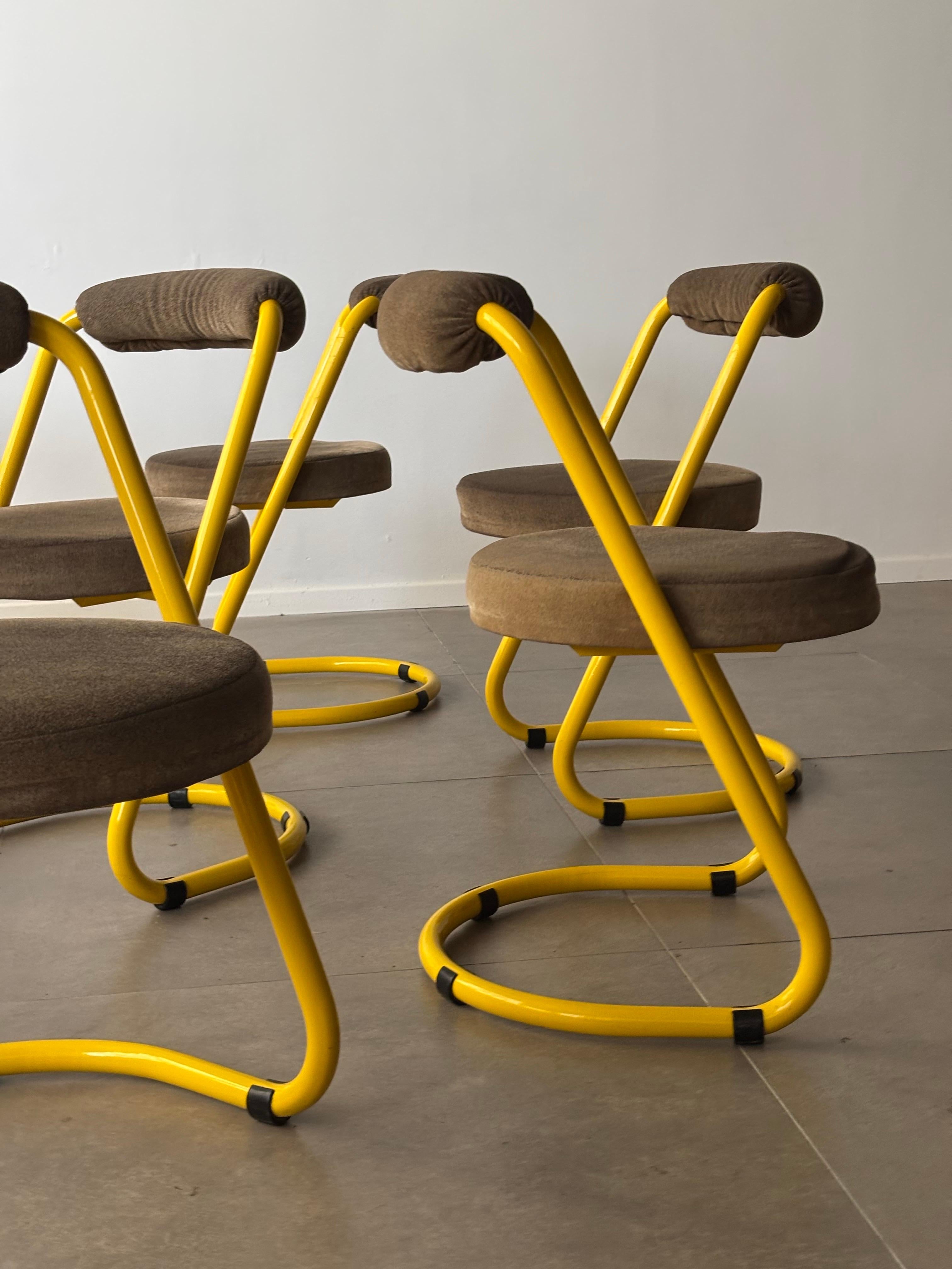 Chaises de salle à manger postmodernes en métal jaune de Giotto Stoppino, Italie, années 1970 en vente 1