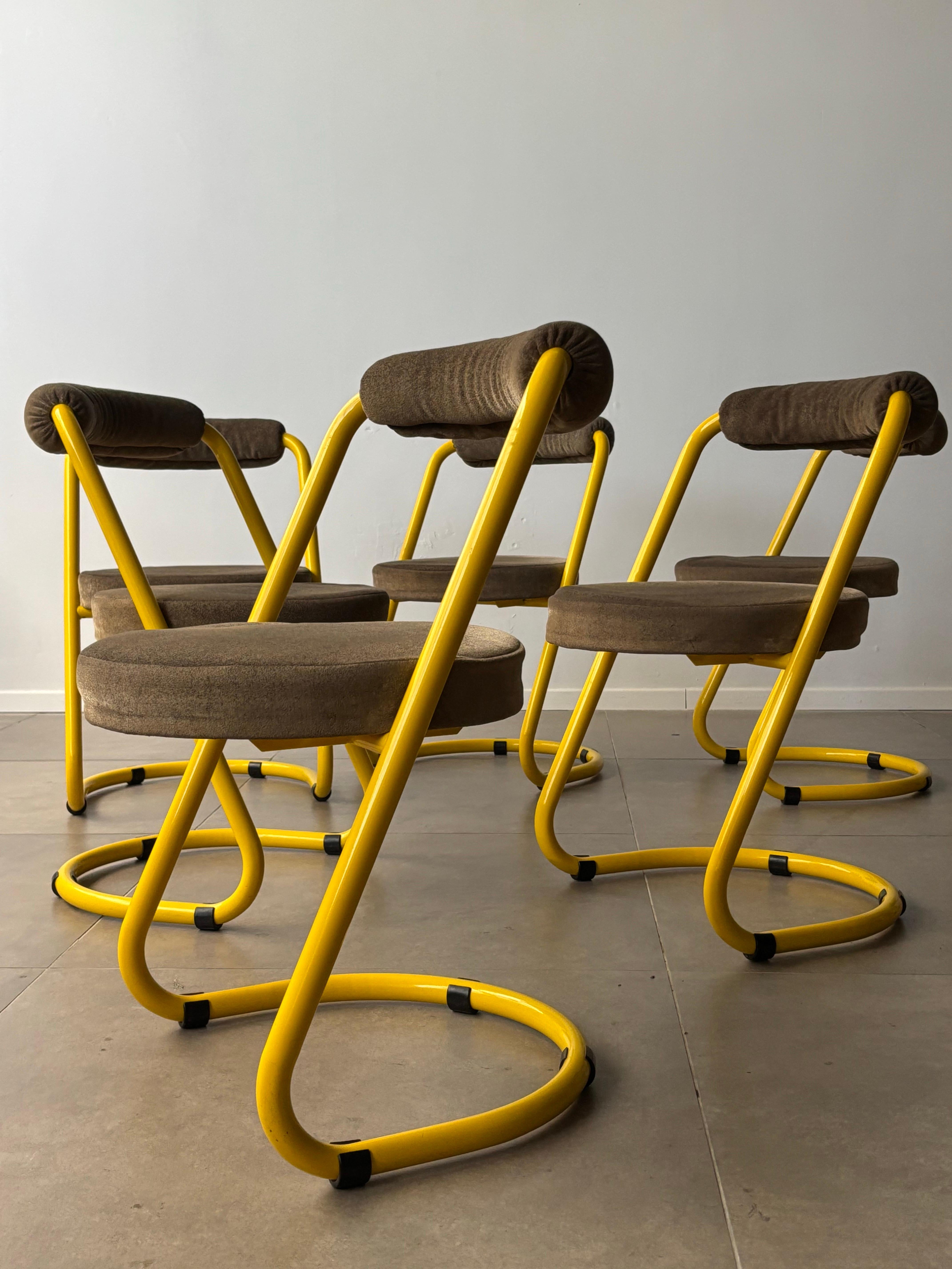 Chaises de salle à manger postmodernes en métal jaune de Giotto Stoppino, Italie, années 1970 en vente 3