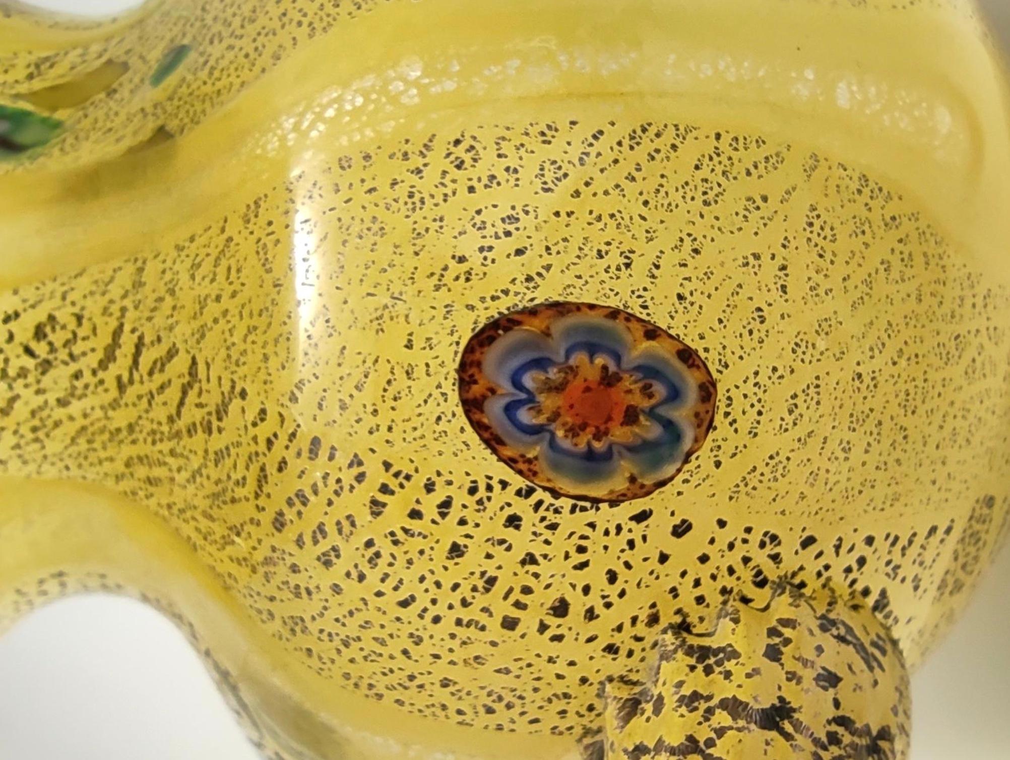 Brocca postmoderna in vetro soffiato a mano giallo opalino con murrine e fiocchi d'argento in vendita 3